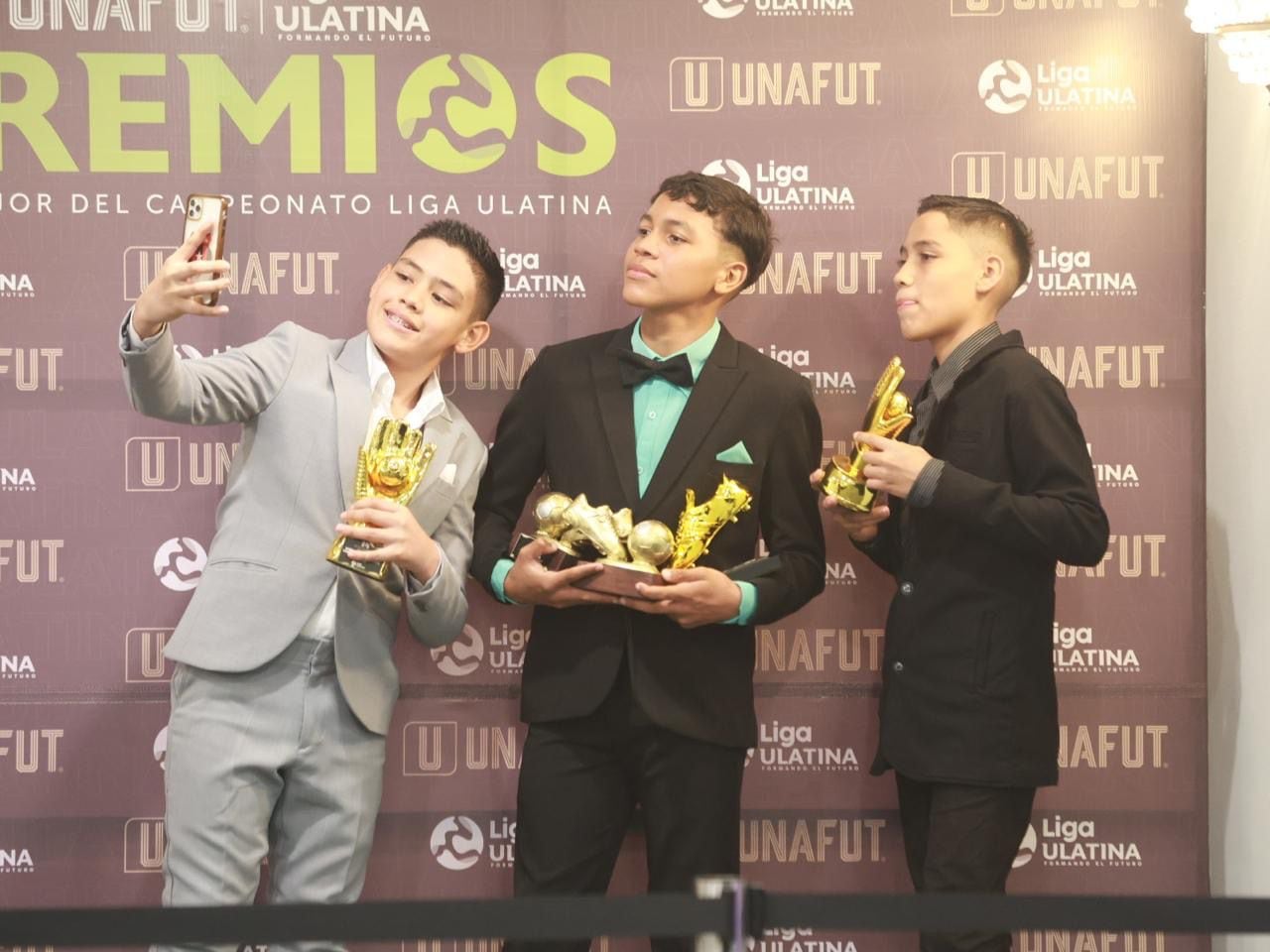 Los cachorros Gabriel Rodríguez, David Molina y Emmanuel Bonilla quisieron tomarse un selfi con sus premios.