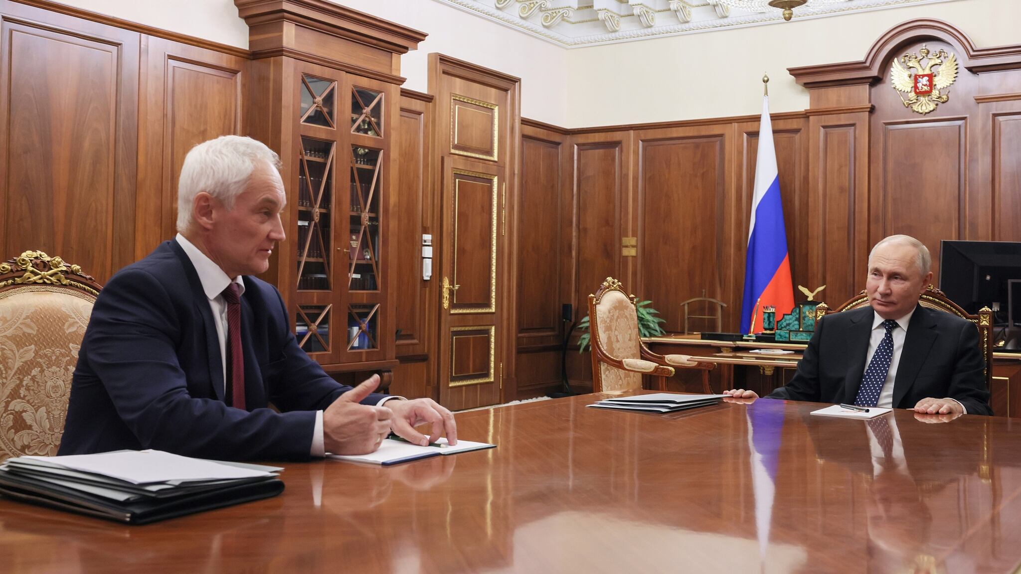 El presidente ruso, Vladimir Putin (a la derecha) escucha al nuevo ministro de defensa Andrey Belousov durante una reunión en el Kremlin en Moscú, Rusia. Foto: CFP