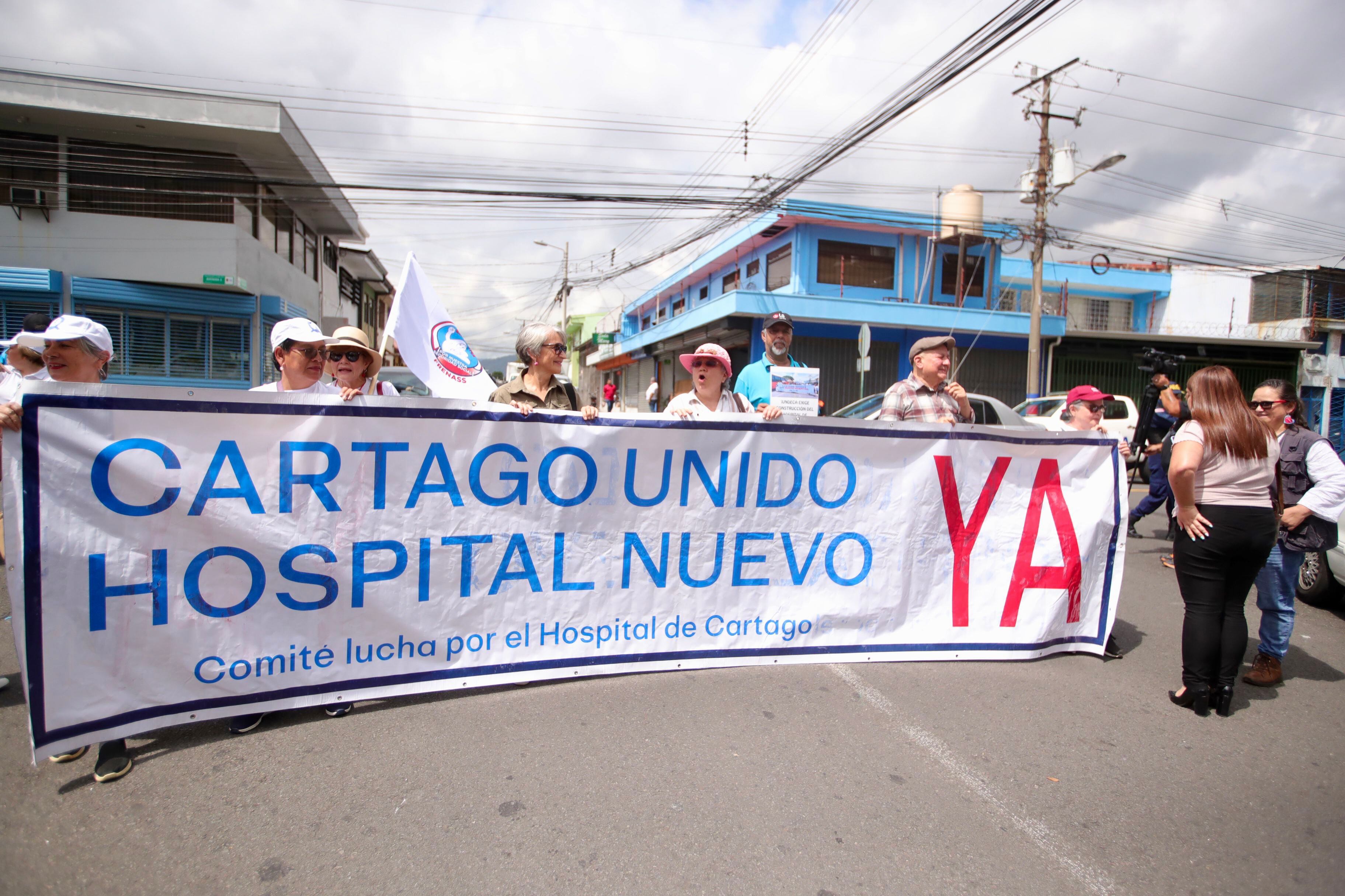 Este jueves 16 de mayo, vecinos de Cartago y Los Santos marcharon hacia las oficinas de la CCSS en barrio Don Bosco, donde la Junta Directiva de esa institución discutía el futuro del nuevo Hospital Max Peralta.