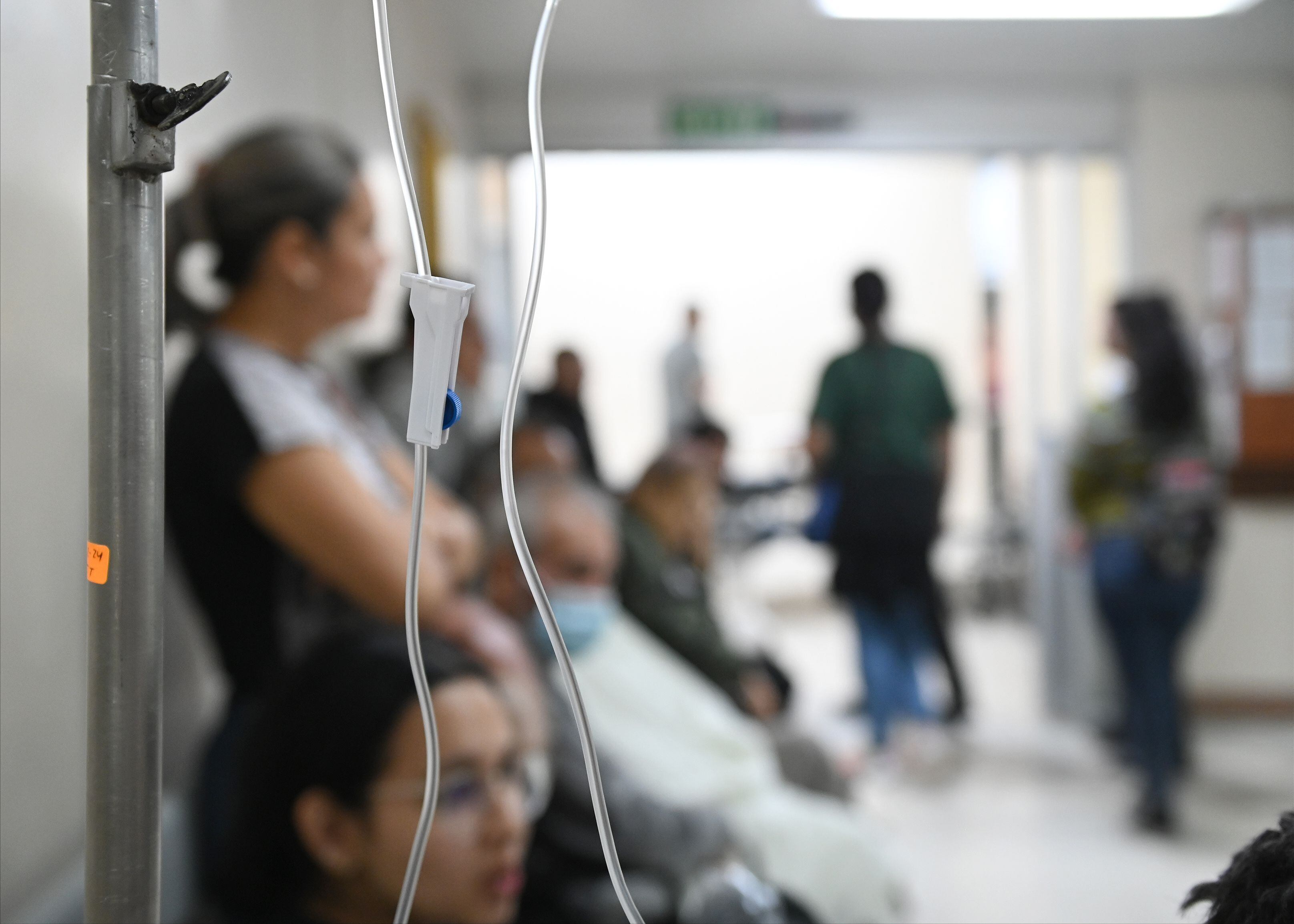 Las autoridades de la CCSS han reconocido que las plétoras en los servicios de emergencias (en la foto, el del Hospital San Juan de Dios) tienen entre sus causas las listas de espera en los centros de salud.Foto: Albert Marín 
