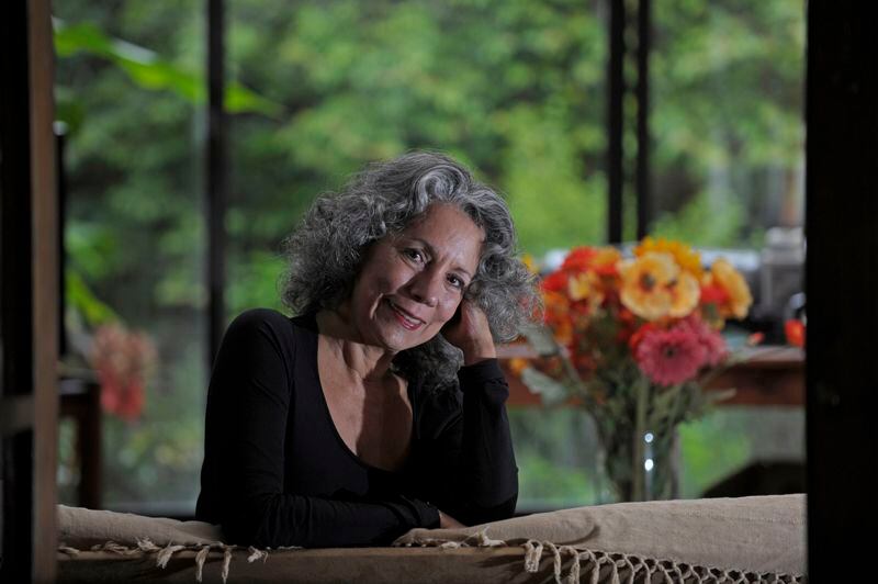 Arabella Salaverry es una conocida actriz y autora costarricense. Aquí en su casa en Sabanilla. Foto: Pablo Montiel.