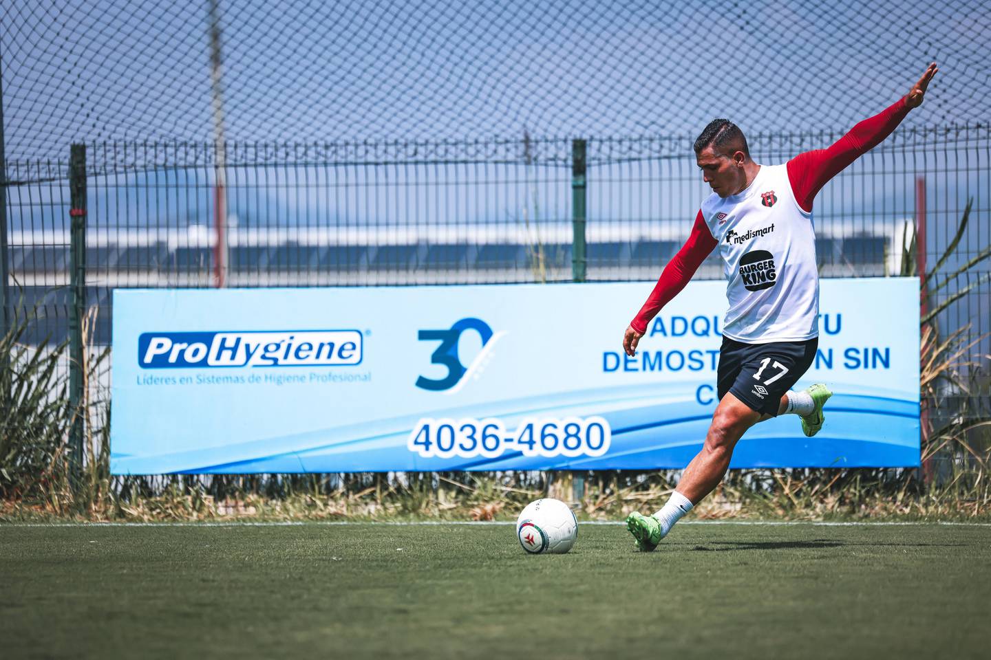 Carlos Mora es uno de los jugadores de Liga Deportiva Alajuelense disponibles para el partido de este martes 26 de marzo contra Liberia.