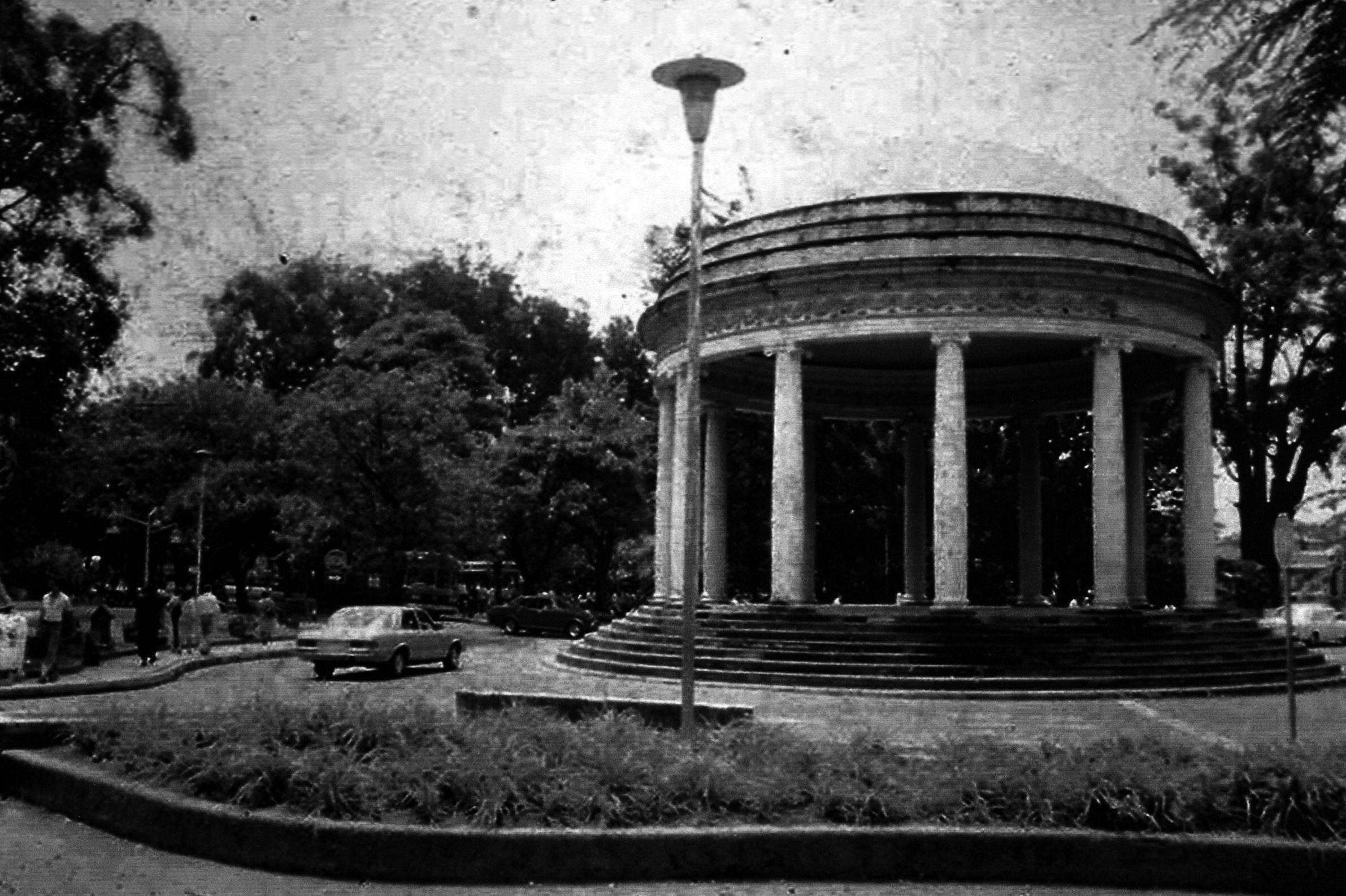 El Templo de la Música como una rotonda en medio del fragmentado Parque Morazán, hacia 1980. Fotografía de autor no determinado. 