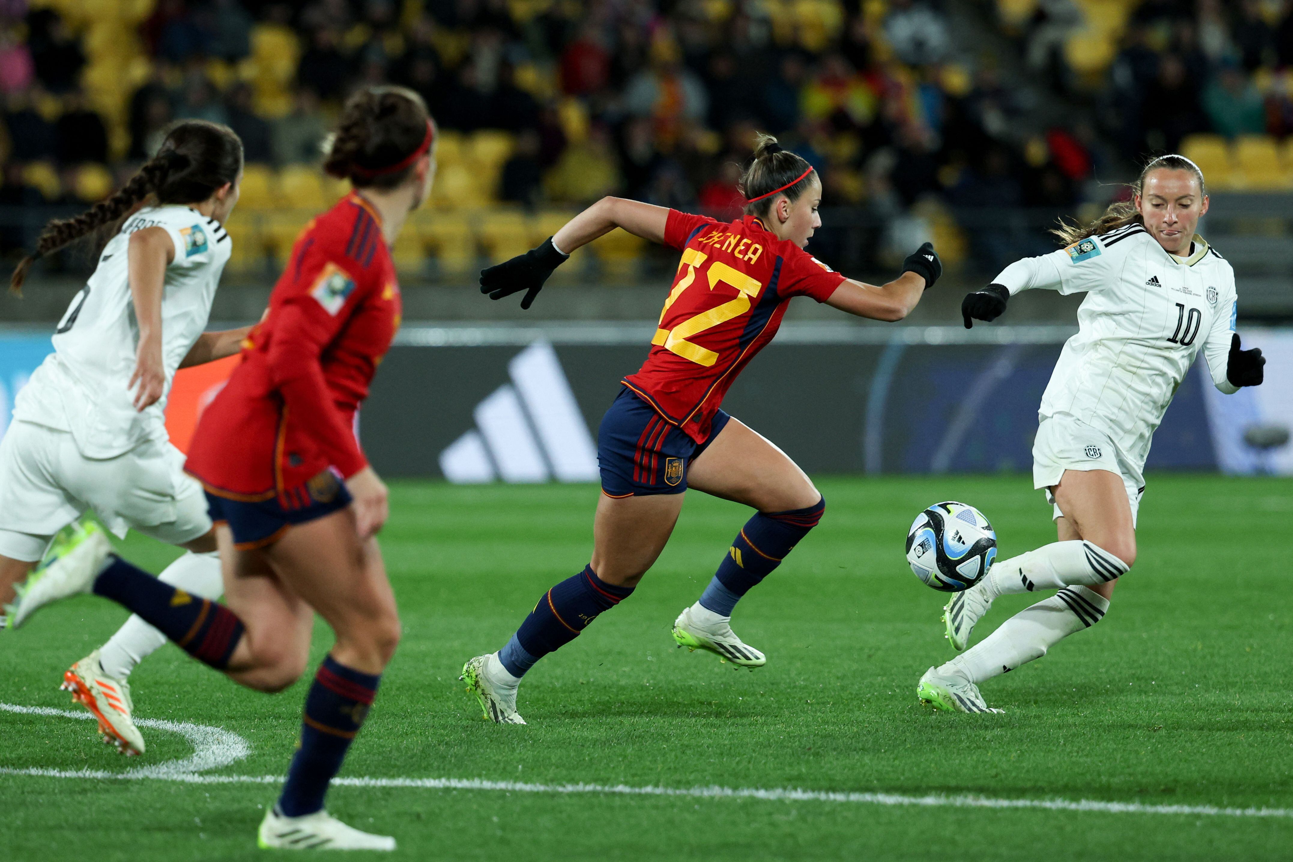 Athenea del Castillo avanza ante la marca de Gloriana Villalobos, en el duelo entre España y Costa Rica en el Mundial de Australia y Nueva Zelanda.