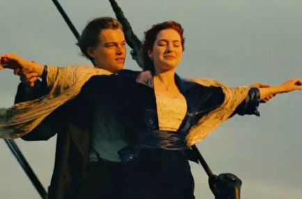 Jack y Rose viven un apasionado romance que incluye un beso emblemático en Titanic. Sin embargo, filmar esa escena no fue tan idílico como lo visto en pantalla debido al maquillaje y la iluminación. Foto: Fox