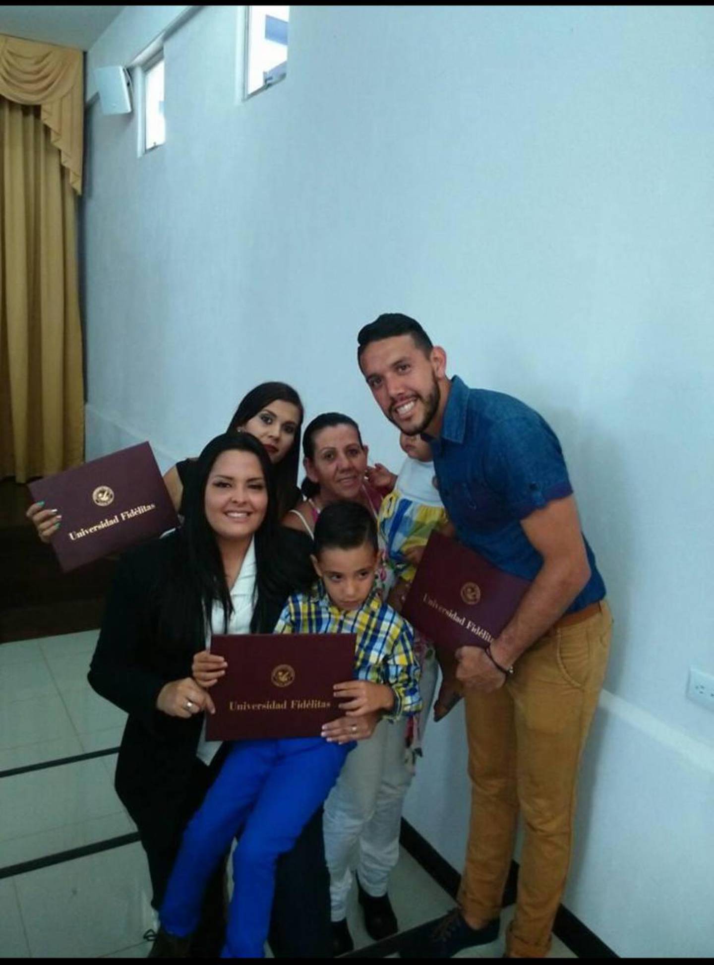 Aquella graduación de Leonel Moreira y Julieth Granados fue un verdadero triunfo familiar, porque a los dos les costó obtener ese título universitario.
