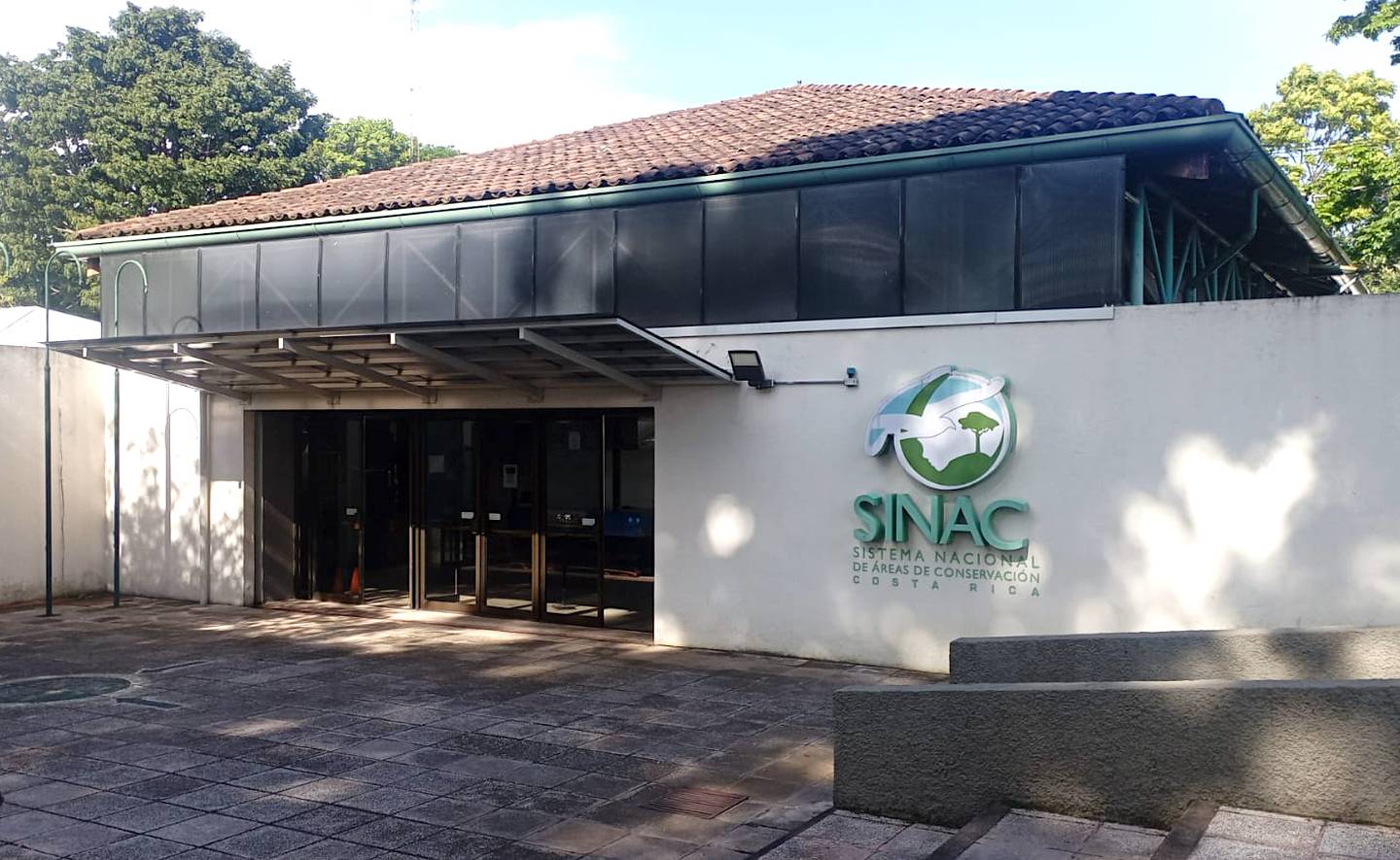 Entrada principal a las oficinas central del Sinac en Santo Domingo de Heredia la mañana de este martes 16 de julio. Fotografía: La Nación.