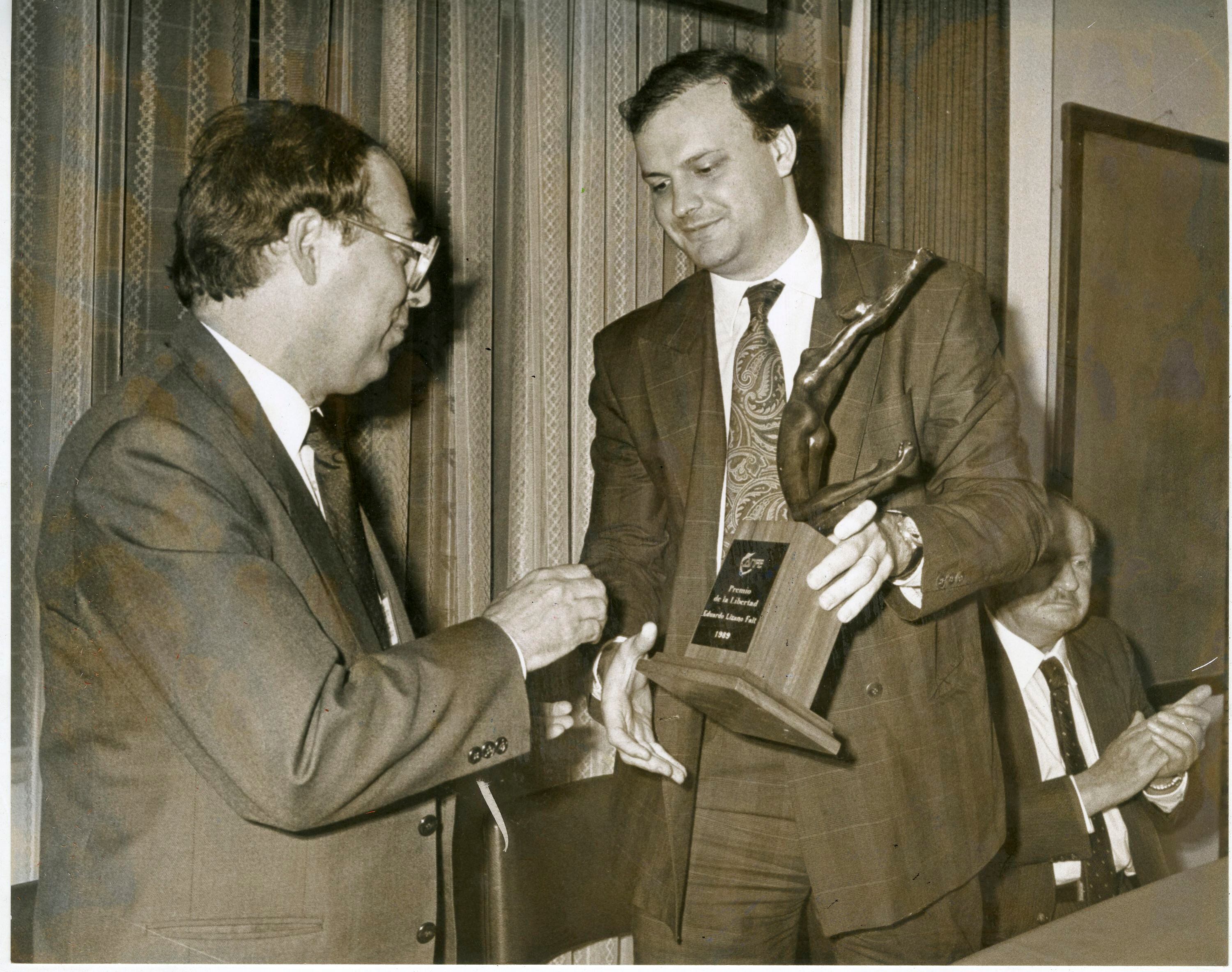En 1989, Rodolfo Piza, director interino de la ANFE, le entregó a Eduardo Lizano el Premio de la Libertad.
