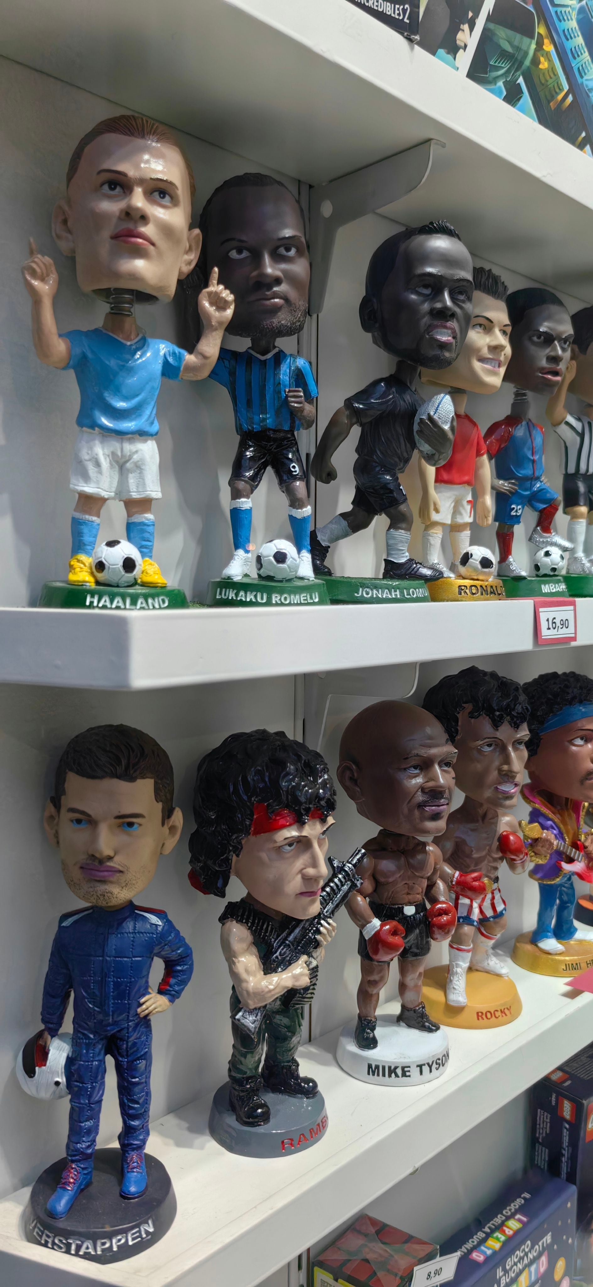 El fútbol y la cultura pop se disputan la atención en el escaparate de una juguetería, en la ciudad de Stresa. 