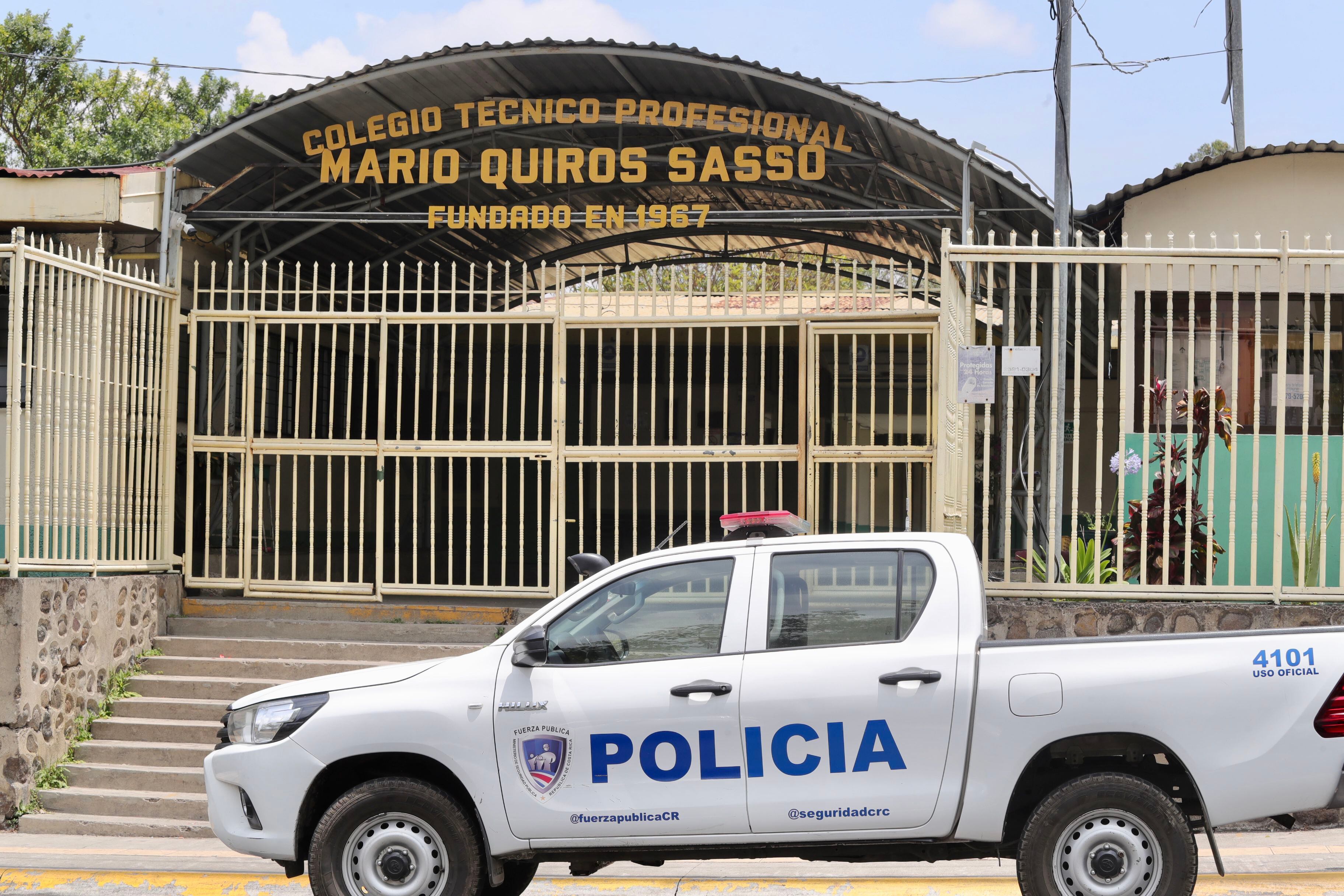 Miembros de la Fuerza Pública se mantuvieron el pasado viernes en el Colegio Técnico Mario Quirós Sasso, en Tres Ríos, debido a una amenaza de tiroteo. (Alonso Tenorio)
