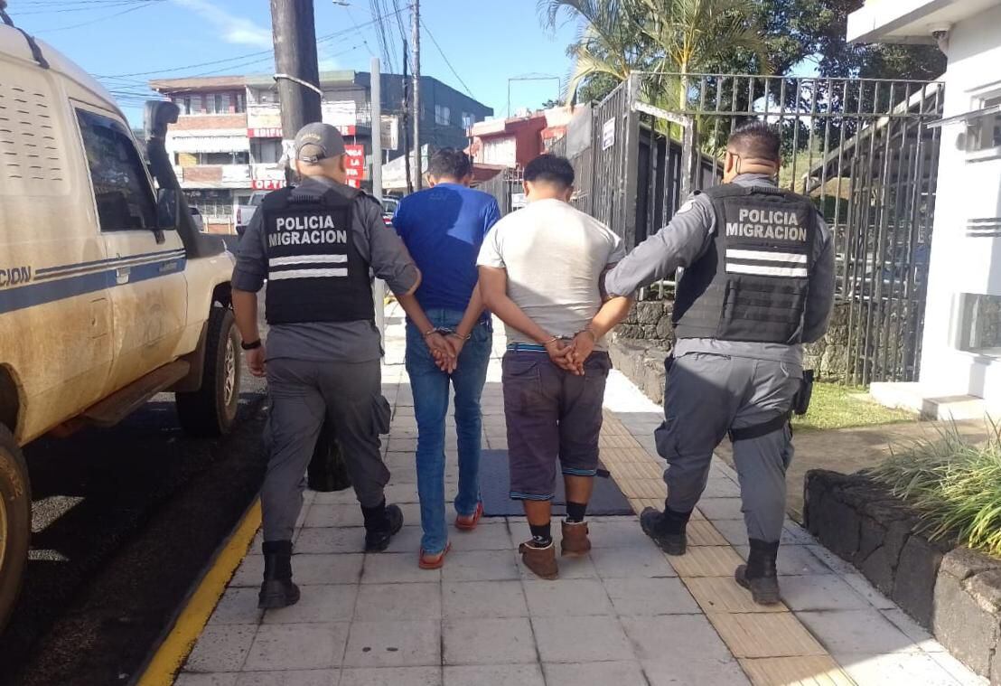 Dos sujetos fueron detenidos, en Los Chiles, cuando transportaban a tres adultos y un menor de edad en condición migratoria irregular. Foto: