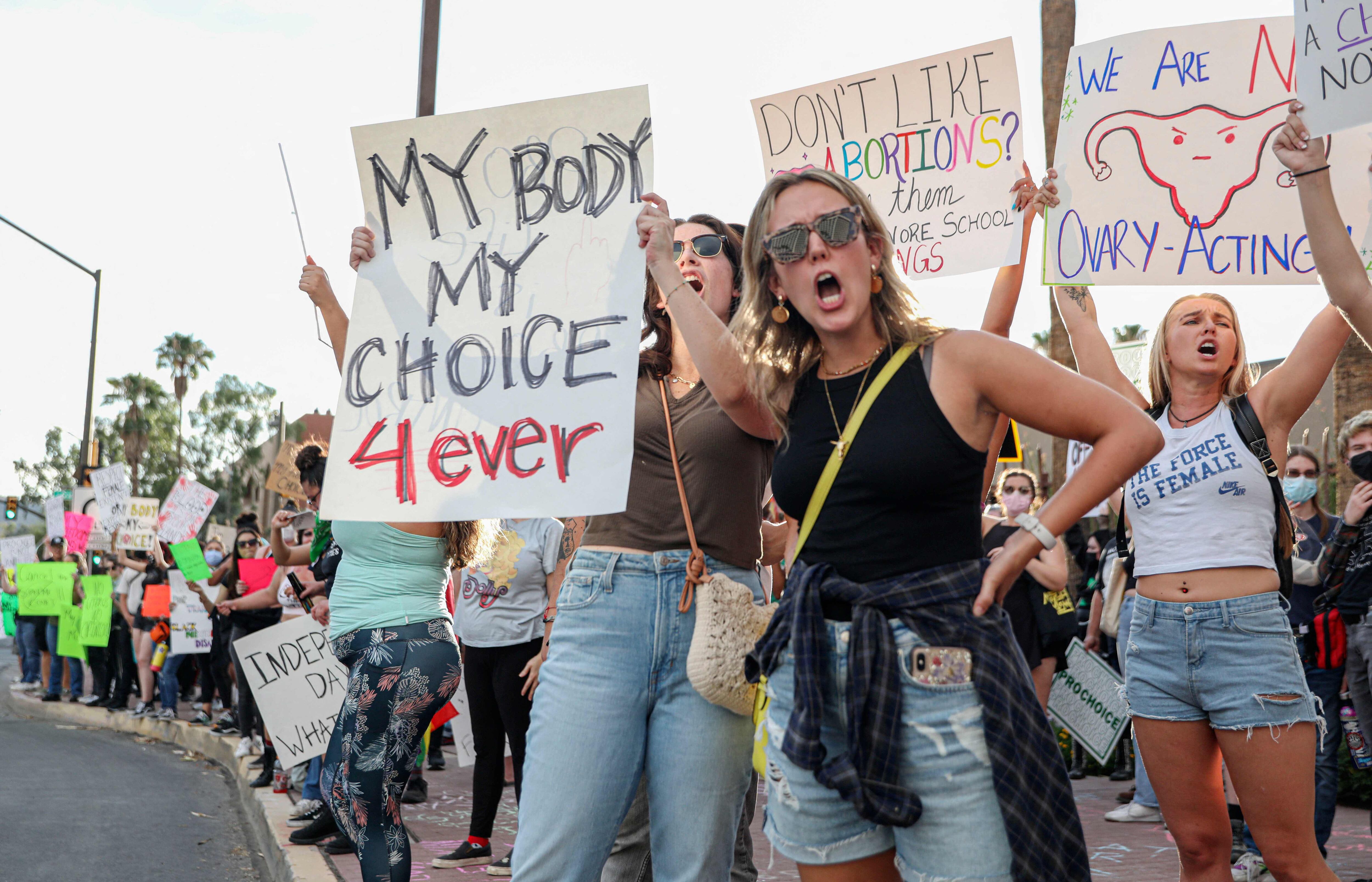 Manifestantes a favor del derecho al aborto marchan el 4 de julio. (SANDY HUFFAKER / AFP).