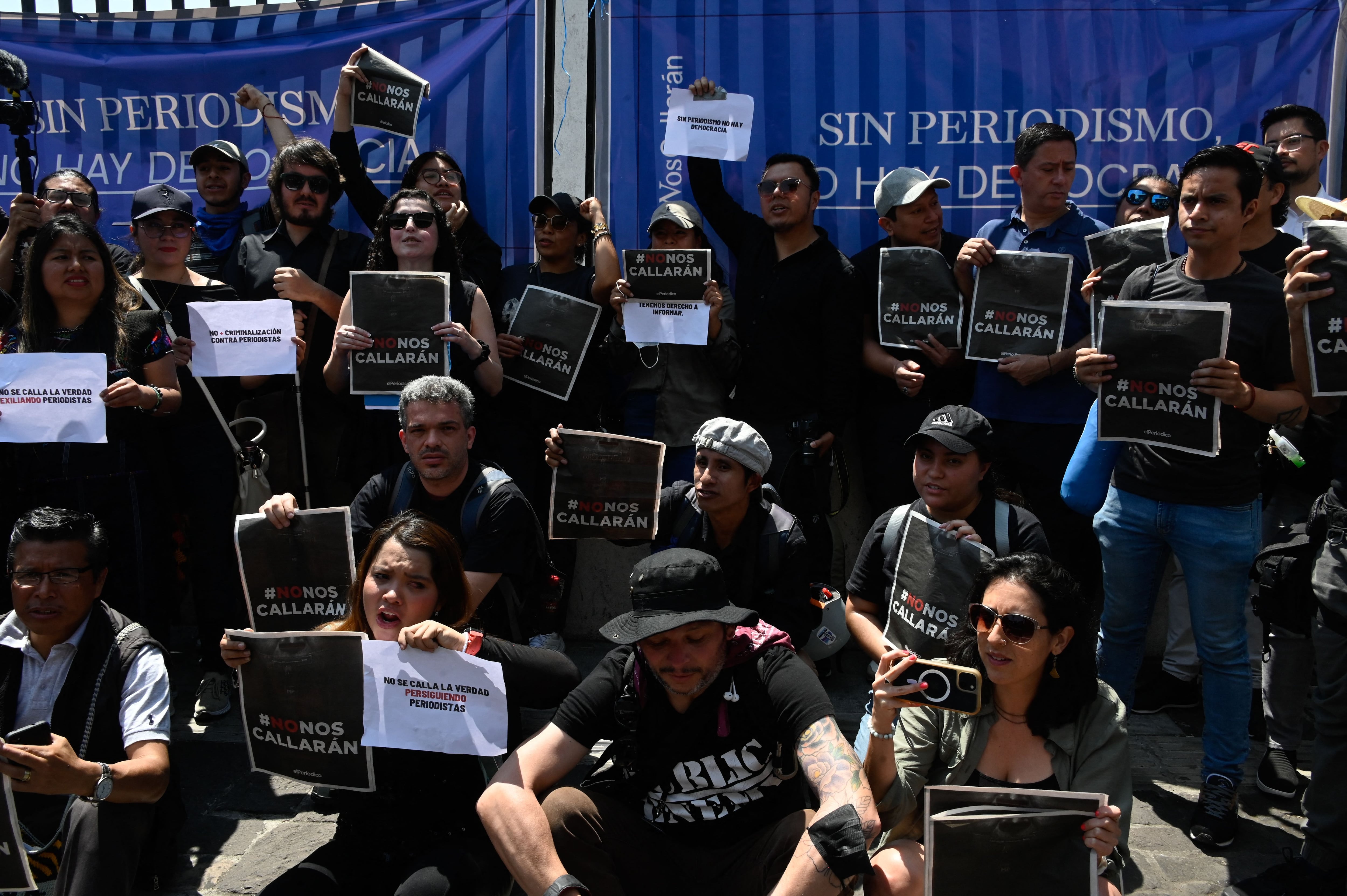 Periodistas y miembros de la Sociedad Civil guatemalteca sostienen pancartas con el hashtag #NoNosSilenciarán, durante un plantón contra la amenaza a la libertad de expresión y la persecución penal de comunicadores, frente a un juzgado de Ciudad de Guatemala el 4 de marzo de 2023. 