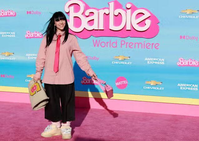 Billie Eilish fue una 'Barbie versión streetwear', como muchos medios la calificaron por la vestimenta rosa y holgada que tanto le luce. Foto: AFP