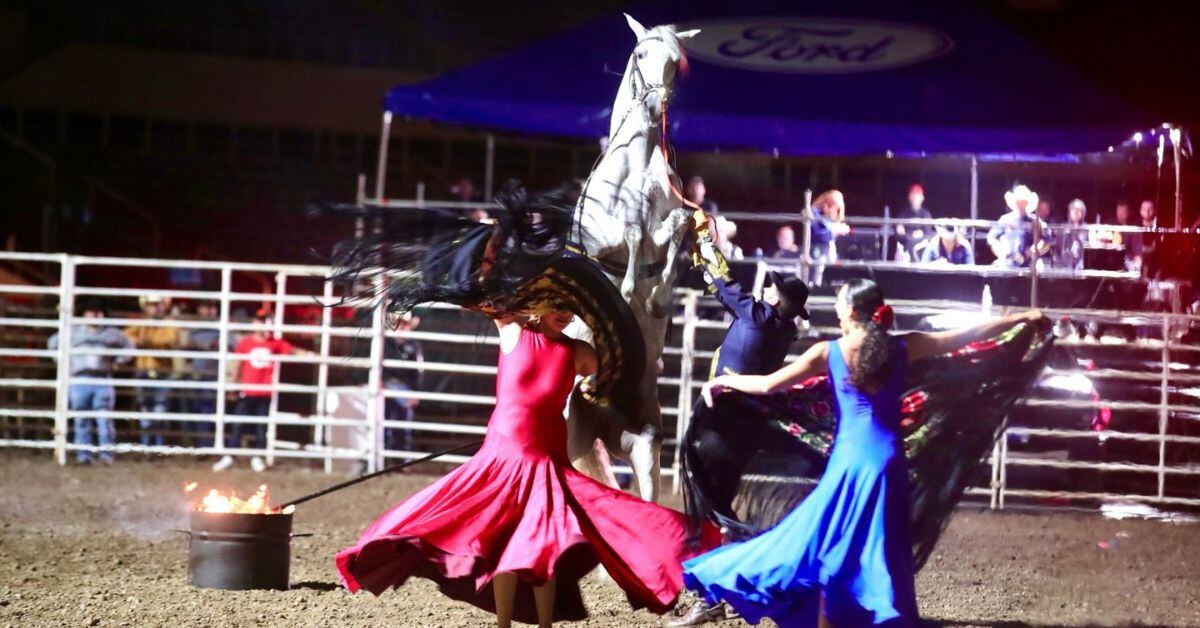 El Xtreme American Rodeo inició, la noche de este sábado, con un lucido desfile de caballos. Foto: 