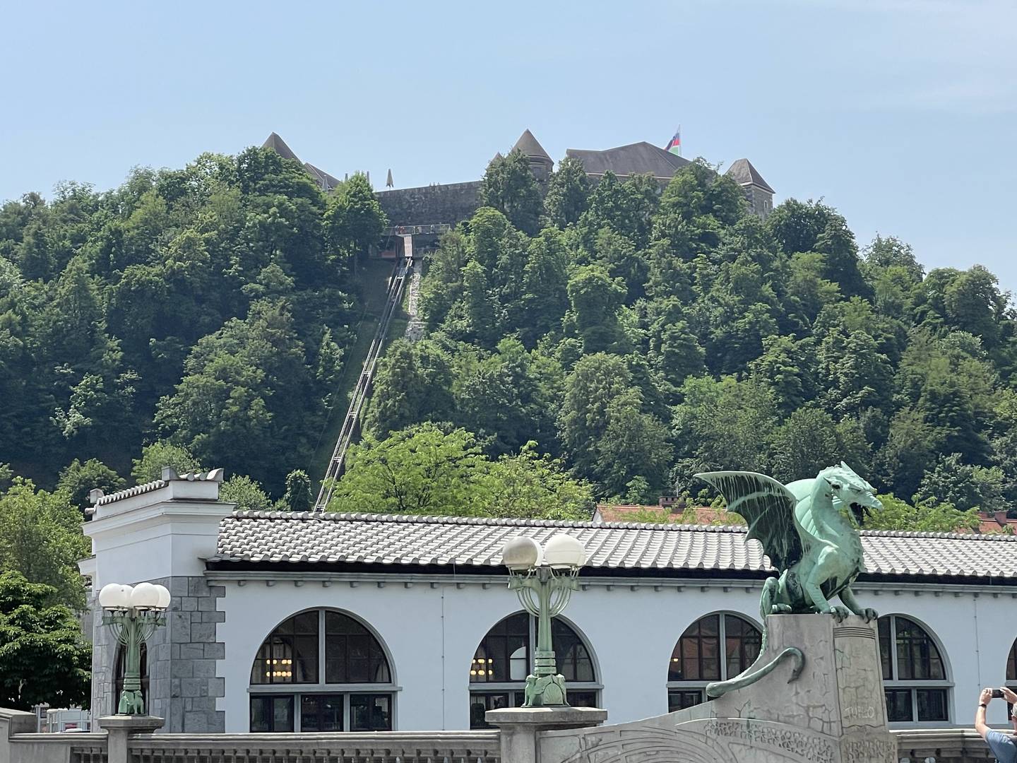 El Puente de los Dragones y en la cima de la colina, el Castillo de Ljubljana, en Eslovenia.
