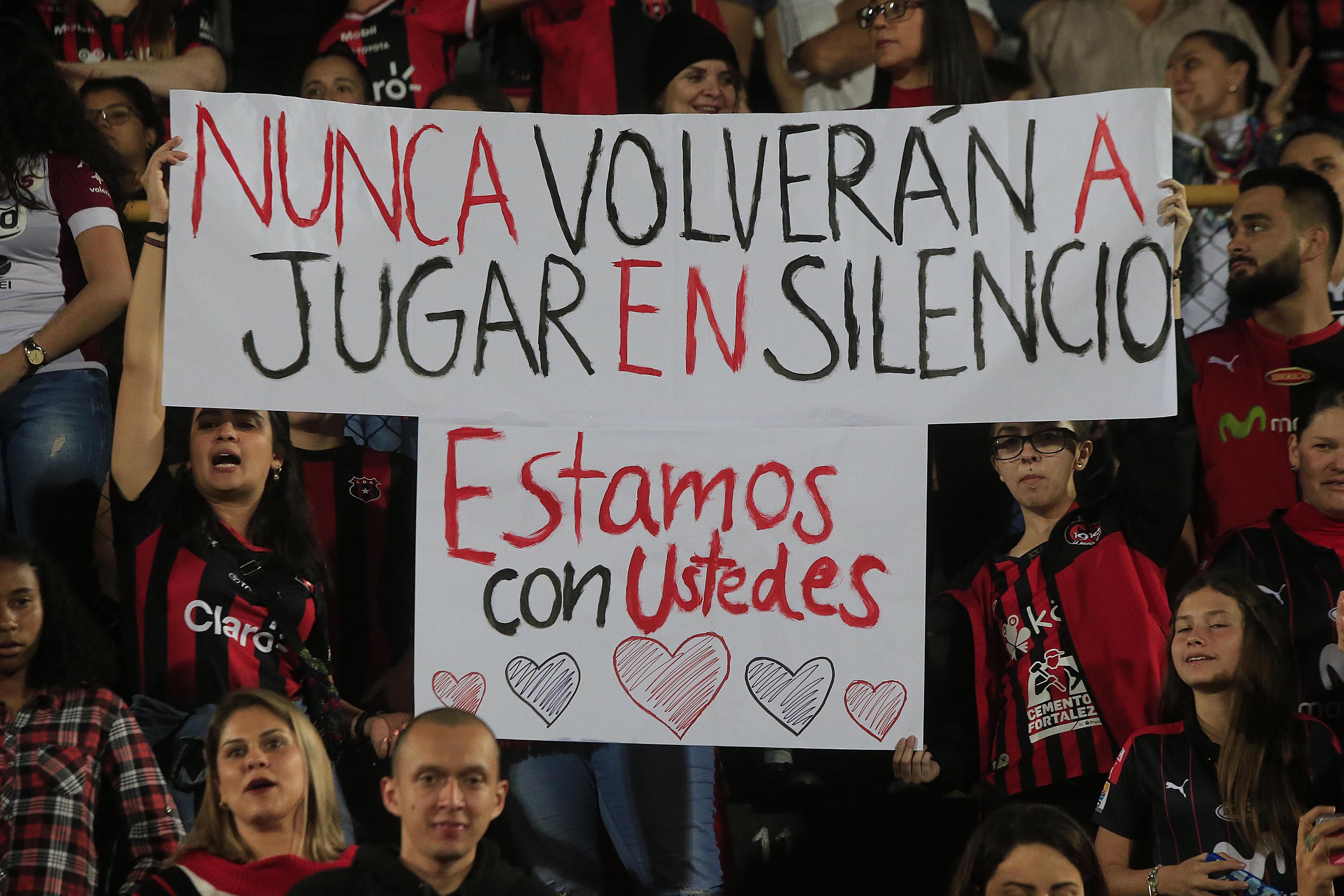 La noche del 16 de diciembre de 2019 también la afición de Liga Deportiva Alajuelense les prometió a las leonas que nunca volverán a jugar en silencio.