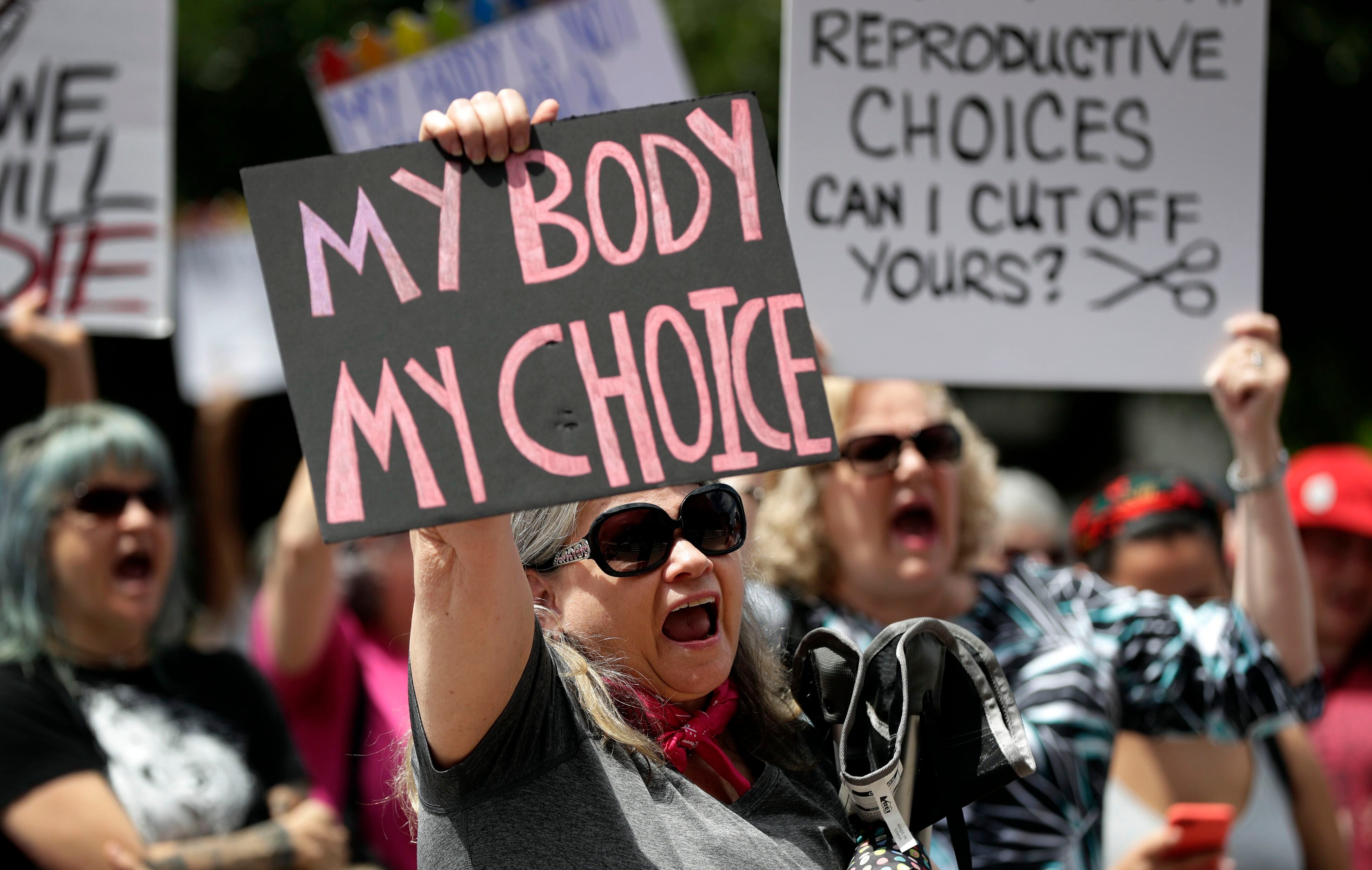 Activistas a favor del aborto se unen en una manifestación para apoyar los derechos de las mujeres ante la Corte Suprema de los Estados Unidos, en Washington, el 21 de mayo del 2019. Foto: AFP