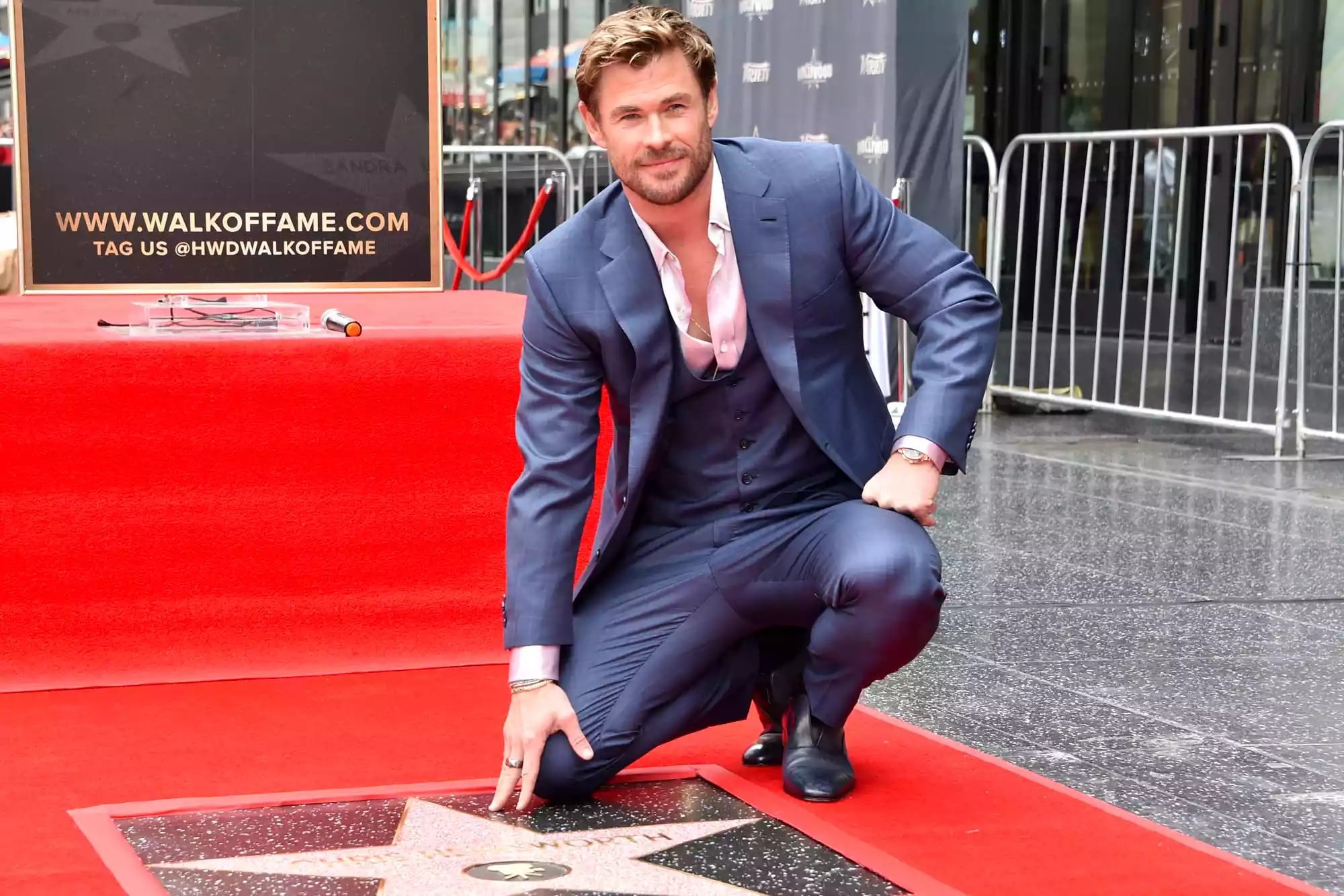 Chris Hemsworth recibió su estrella en el paseo de la fama de Hollywood, donde dedicó palabras de homenaje a su esposa durante su discurso.