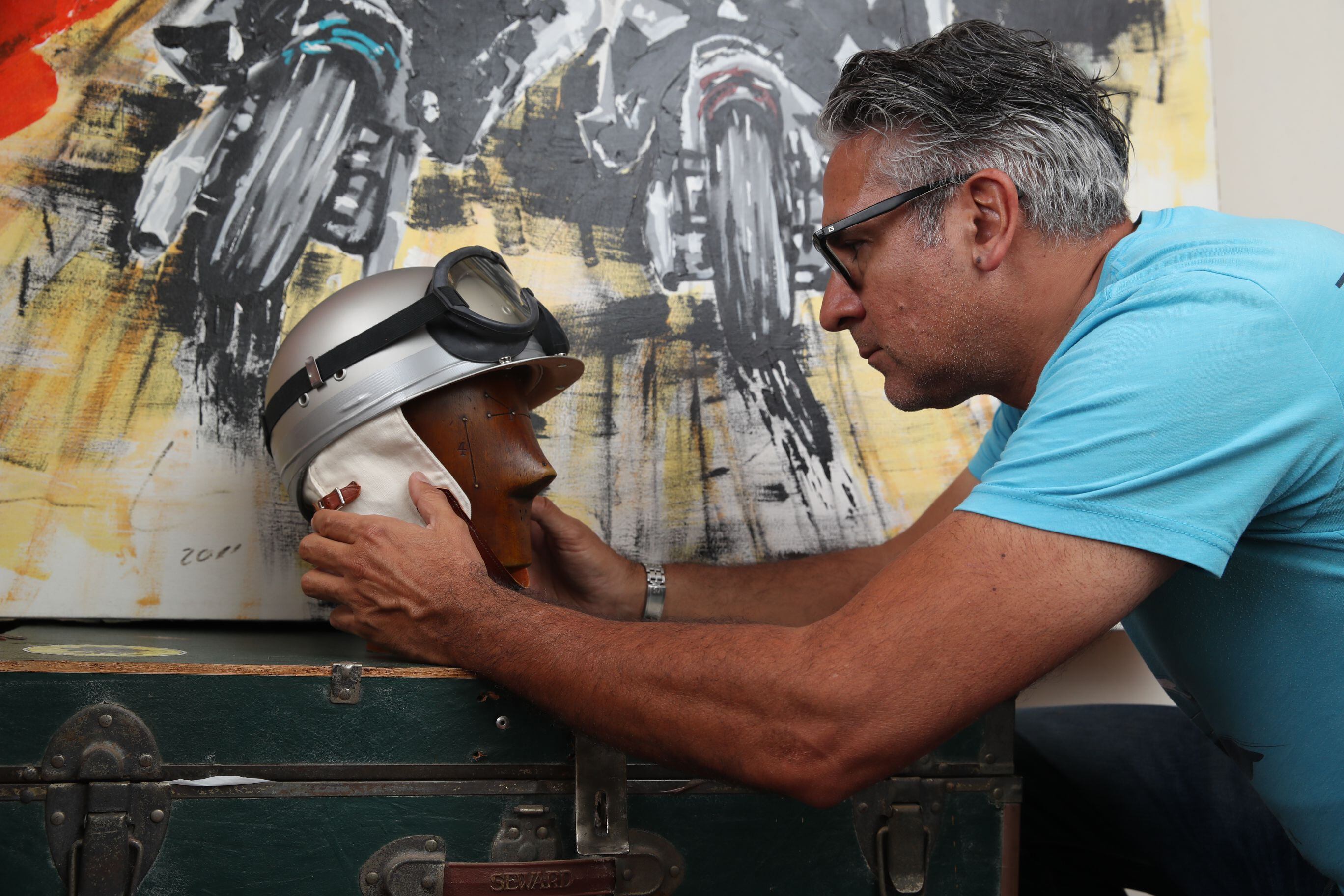23 cascos fabricados por las manos de Danilo Coto fueron utilizados en la película 'Ferrari'. Foto: John Durán