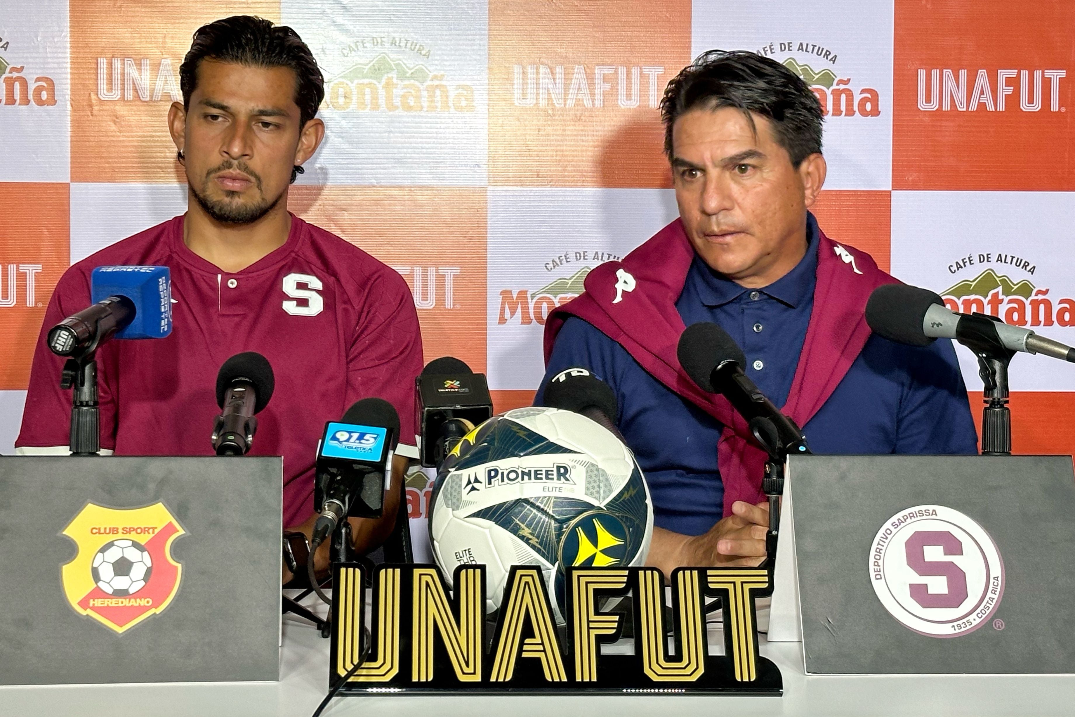 Ariel Rodríguez y Vladimir Quesada, integrantes del Deportivo Saprissa, asistieron a la conferencia de prensa organizada por la Unafut.