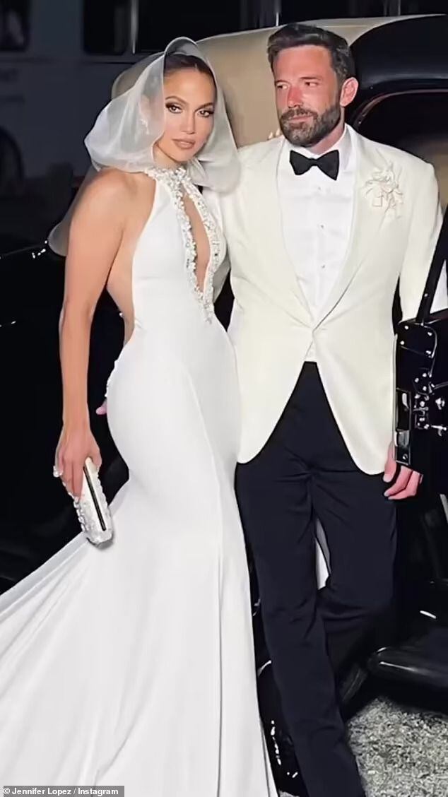 En las fotos, que forman parte de un video que resume su 2022, destaca el lujoso vestido de Ralph Lauren y el esmoquin blanco. 