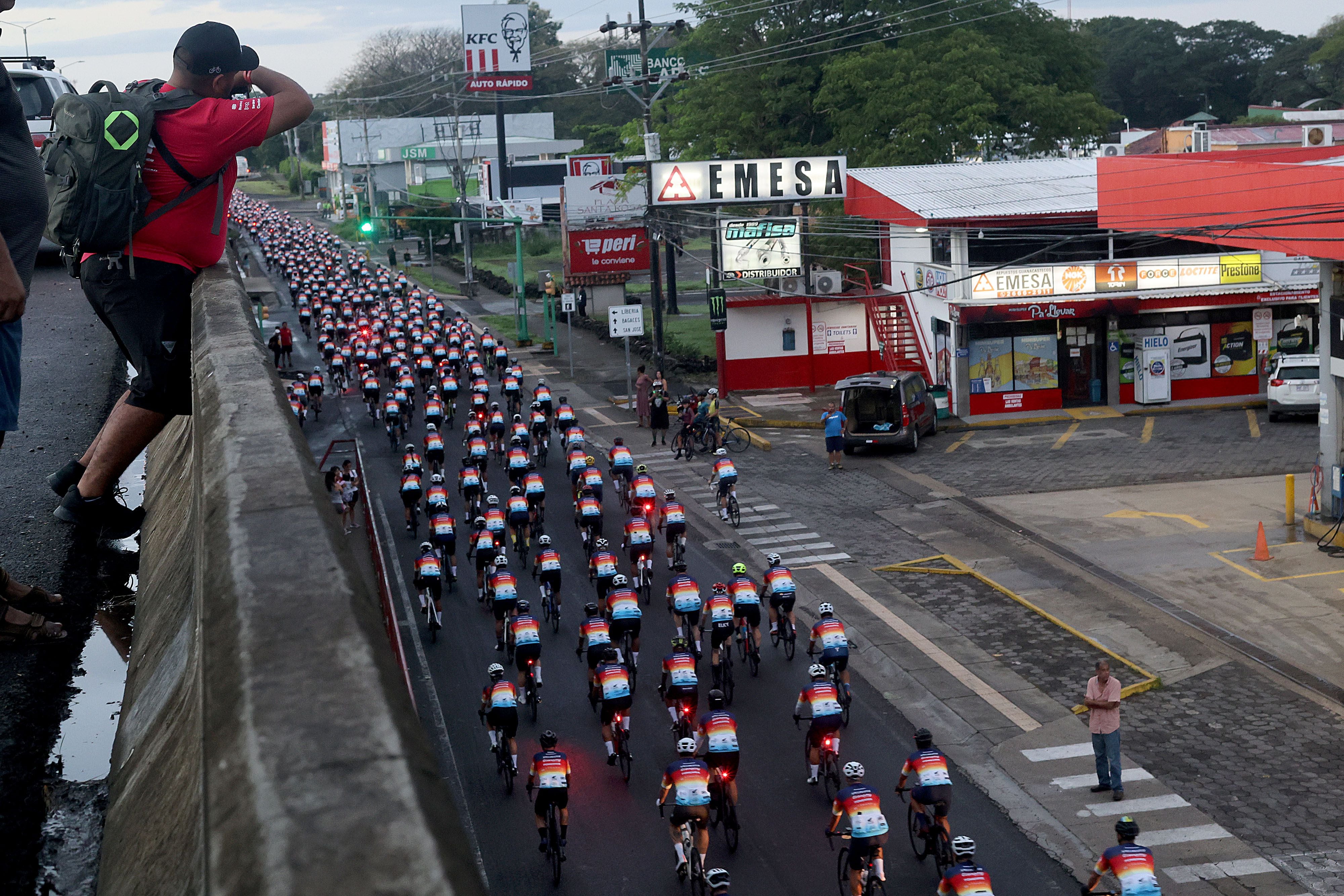Los pedalistas que participaron en el Gran Fondo Guanacaste transitaron por la carretera Interamericana Norte con mucha seguridad, a pesar del tránsito dominical.  
