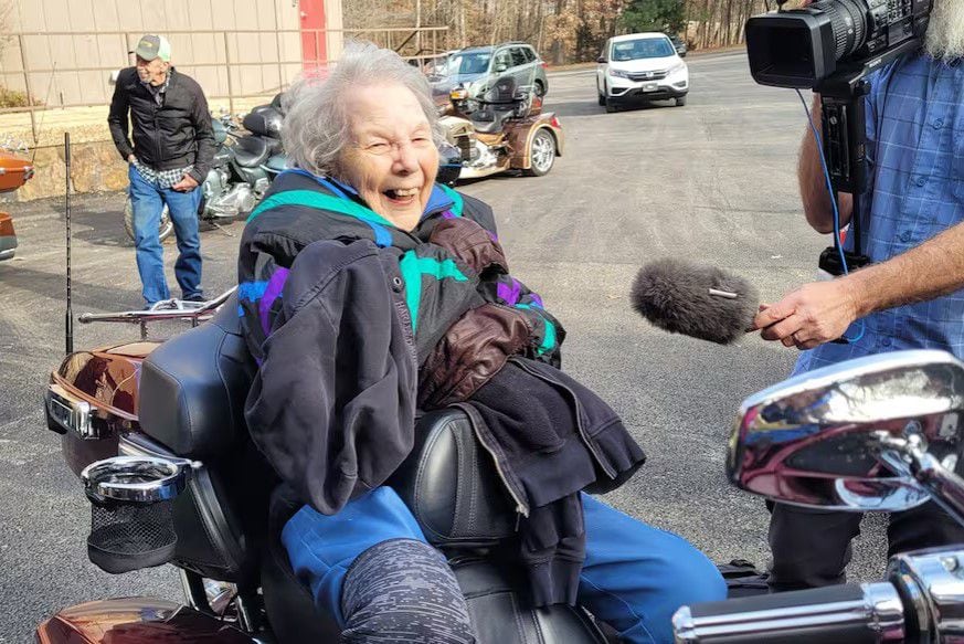 Evelyn Eales celebró sus 104 años recorriendo Bella Vista en motocicleta, compartiendo su secreto de longevidad: una copa de vino al día.