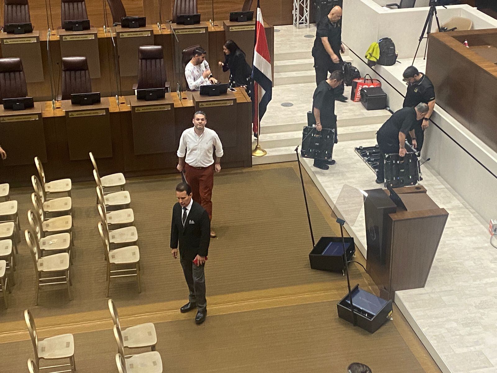 El 1.° de mayo, el ministro de Comunicación, Jorge Rodríguez (camisa blanca y pantalón rojo), supervisó la instalación de equipos, en el plenario legislativo, previo a que el presidente Rodrigo Chaves ensayara su discurso. Foto: Lucía Astorga