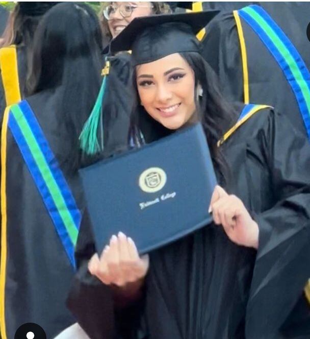 Daniela Hernández, la hija mayor de Keylor Navas y Andrea Salas obtuvo su título universitario en París, Francia.