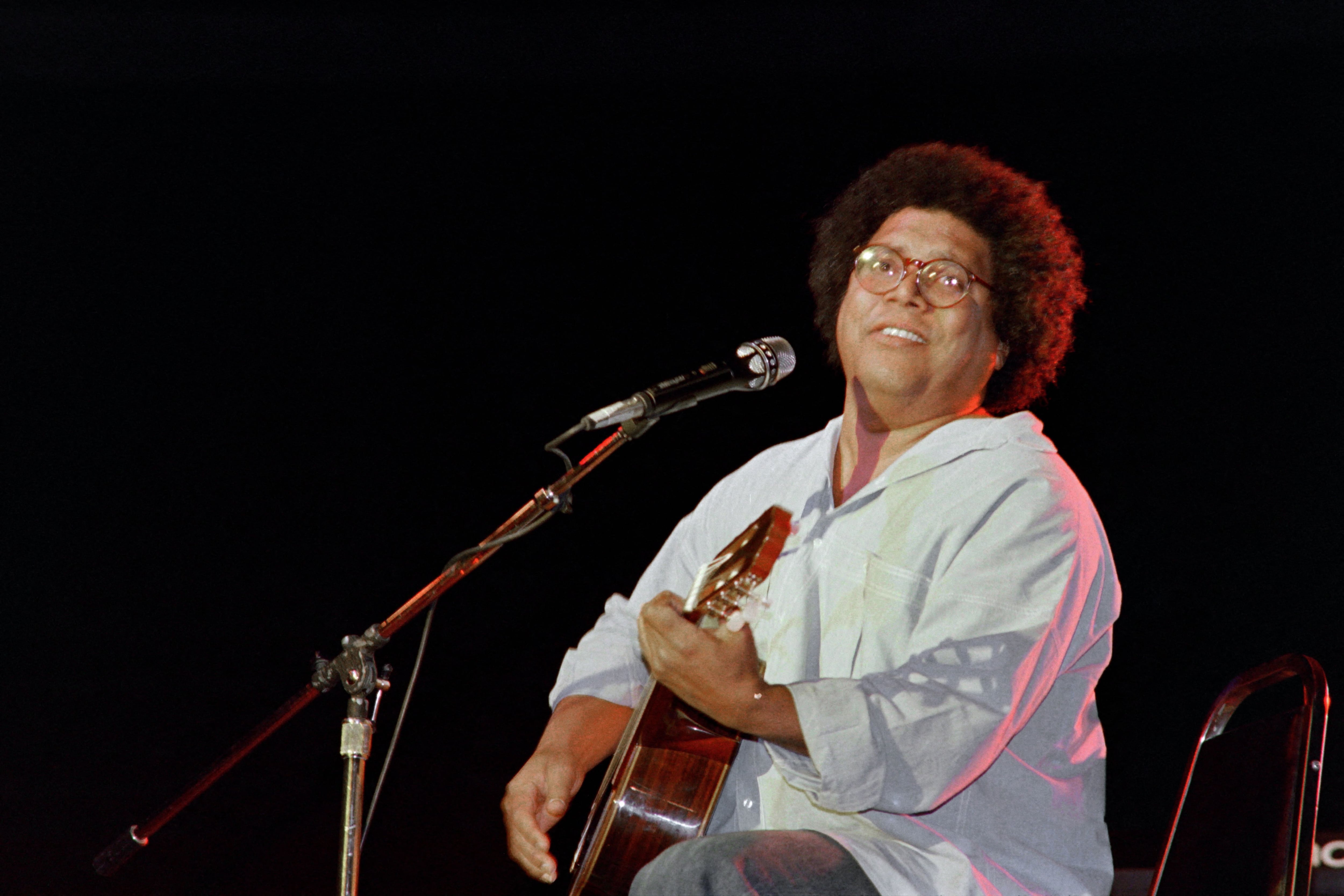México fue uno de los países donde Pablo Milanés cantó su obra.  En esta imagen se le ve en un concierto, en marzo de 1988.
