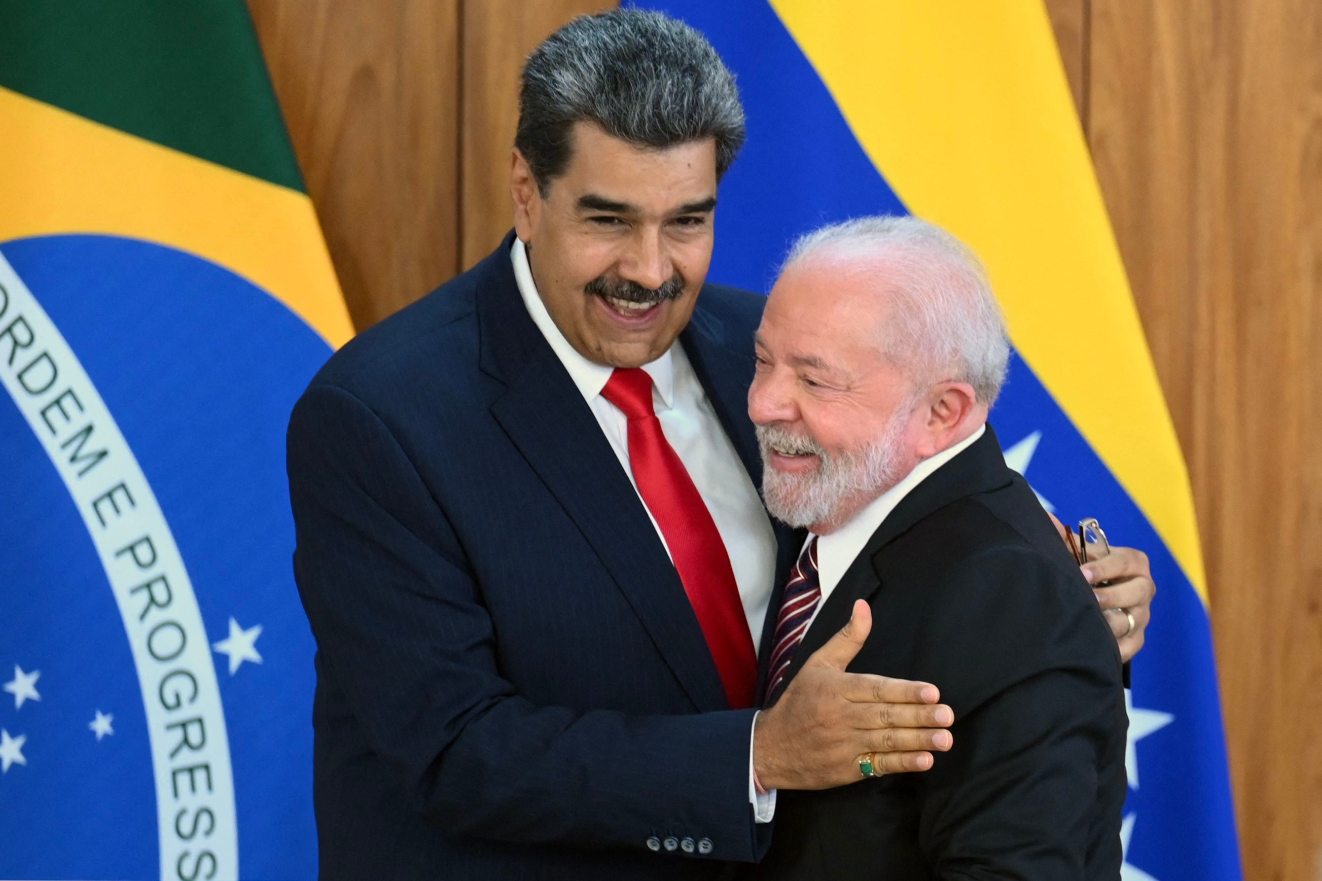 El gobernante de Venezuela, Nicolás Maduro, visitó al presidente de Brasil, Luis Lula da Silva, el pasado 29 de mayo. Este lunes el mandatario brasileño dijo que se asustó con las advertencias del mandatario venezolano Nicolás Maduro, quien afirmó que una victoria opositora en las elecciones del domingo se traduciría en un ‘baño de sangre’. Foto: AFP