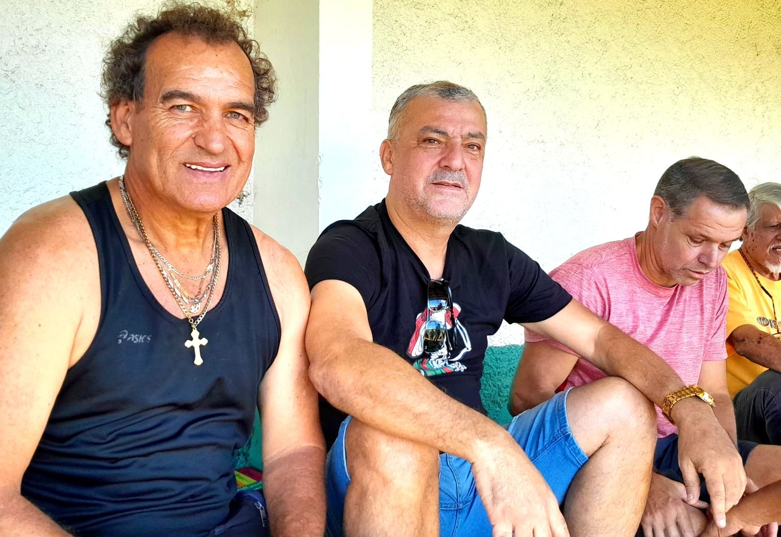 Gerardo 'Cholo' Villalobos (izq.) compartió con amigos en una actividad benéfica para Edwin 'Sarapiquí' Salazar. Aquí junto a Rándall Ramírez y José Luis Azofeifa.