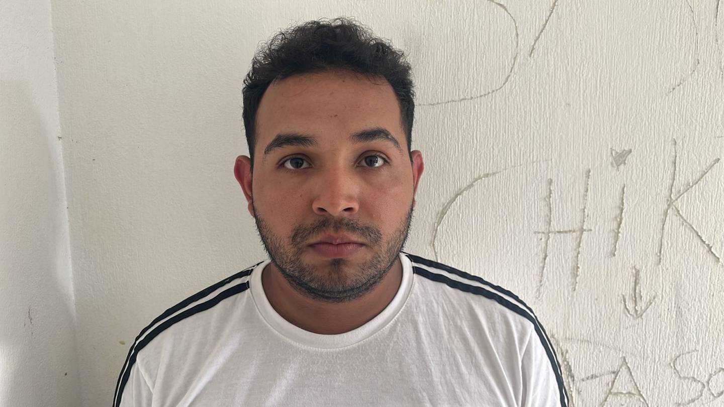 El venezolano de 26 años identificado como Michael Villegas Rodríguez, fue detenido en Costa Rica luego de que huyera de Chile, donde se le vincula al secuestro y homicidio de Ronald Ojeda Moreno. Fue sorprendido por la Policía de Migración en Paso Canoas, frontera con Panamá. (Foto: suministrada por fuentes policiales)