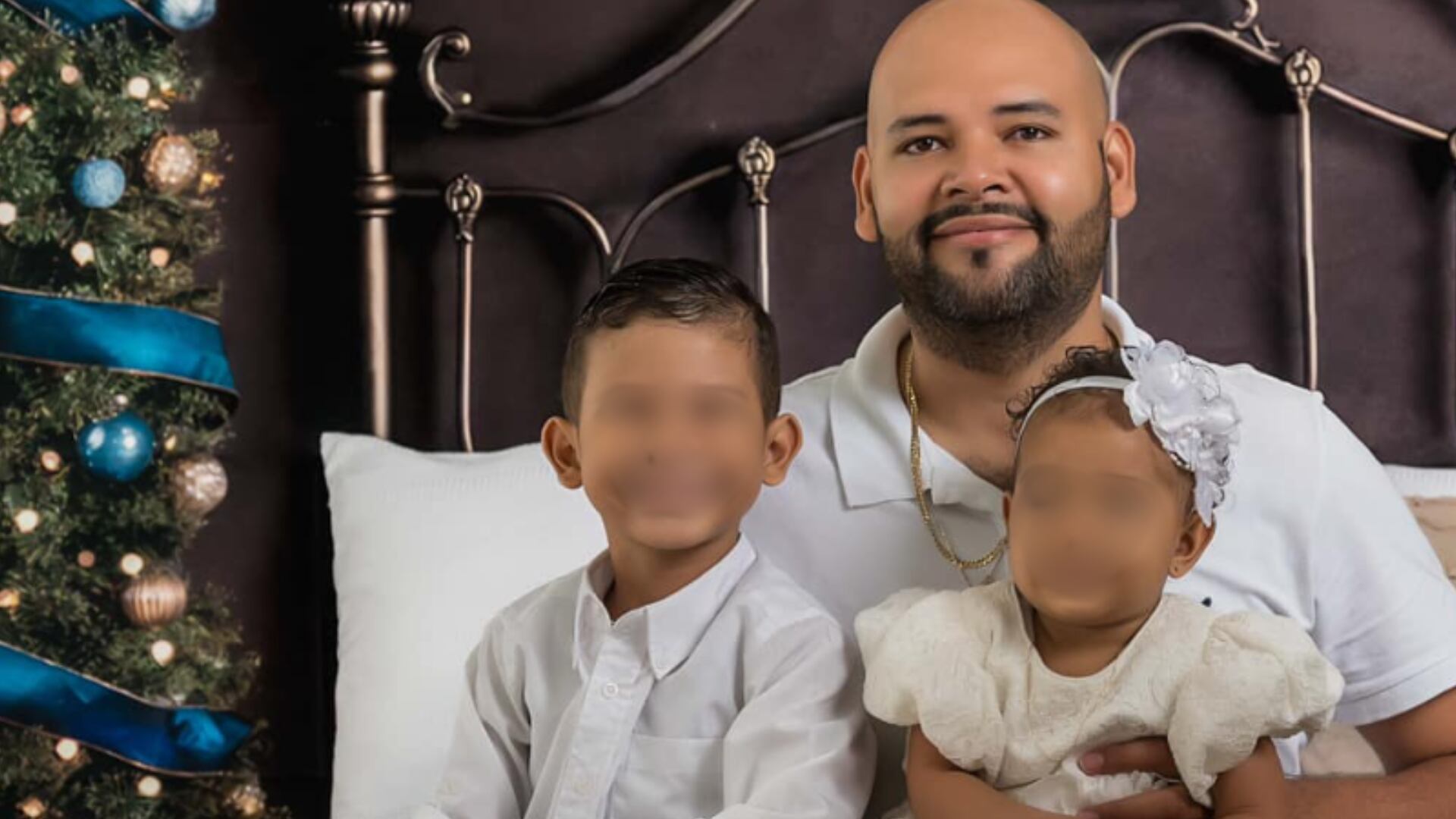 Oscar Mora Blanco junto a su hijos de 5 años y su hija de año y medio. Foto: Tomada de Facebook.