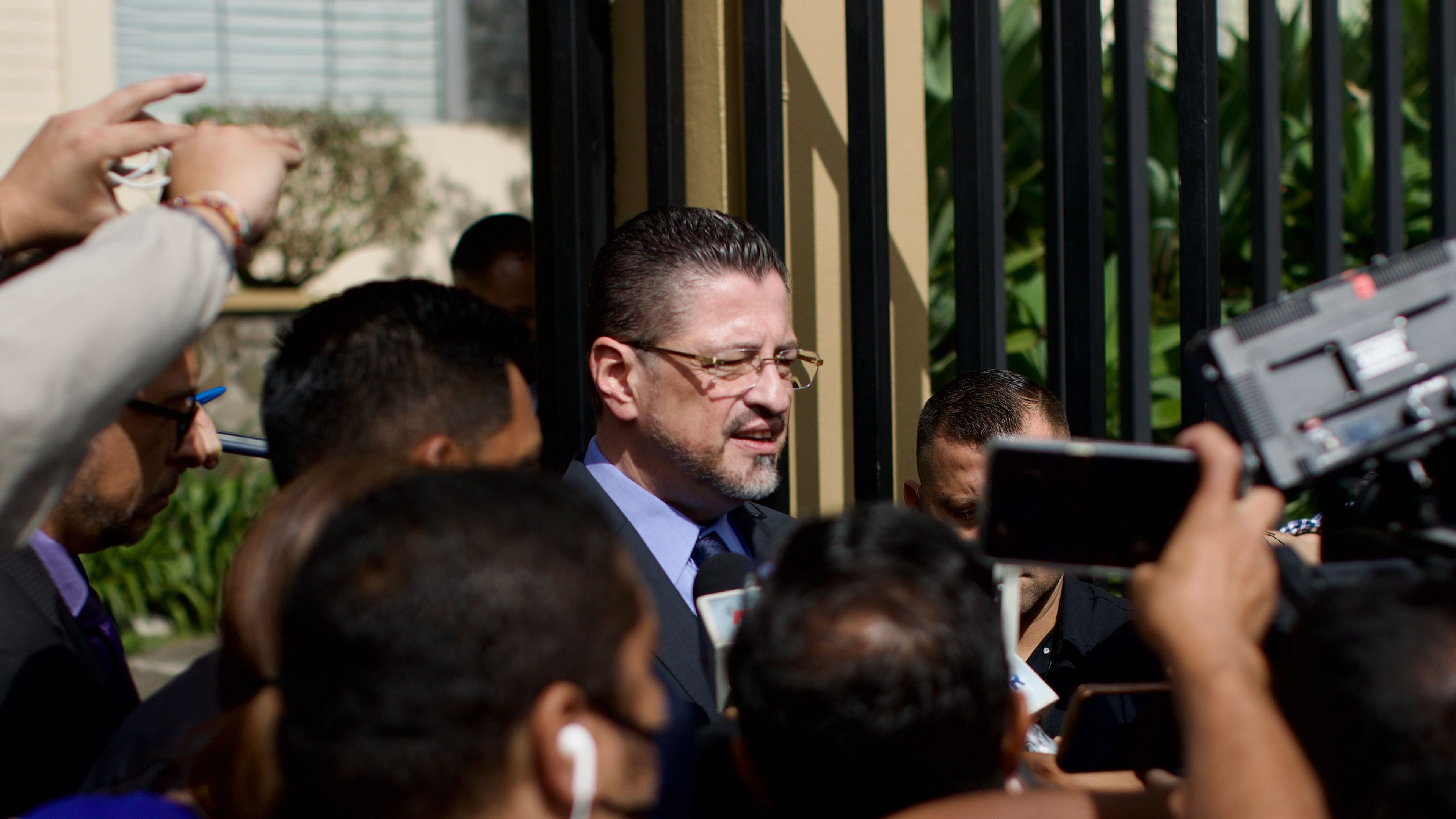Fotografía del presidente Rodrigo Chaves en una visita anterior a la Fiscalía General, el 16 de junio del año 2022.