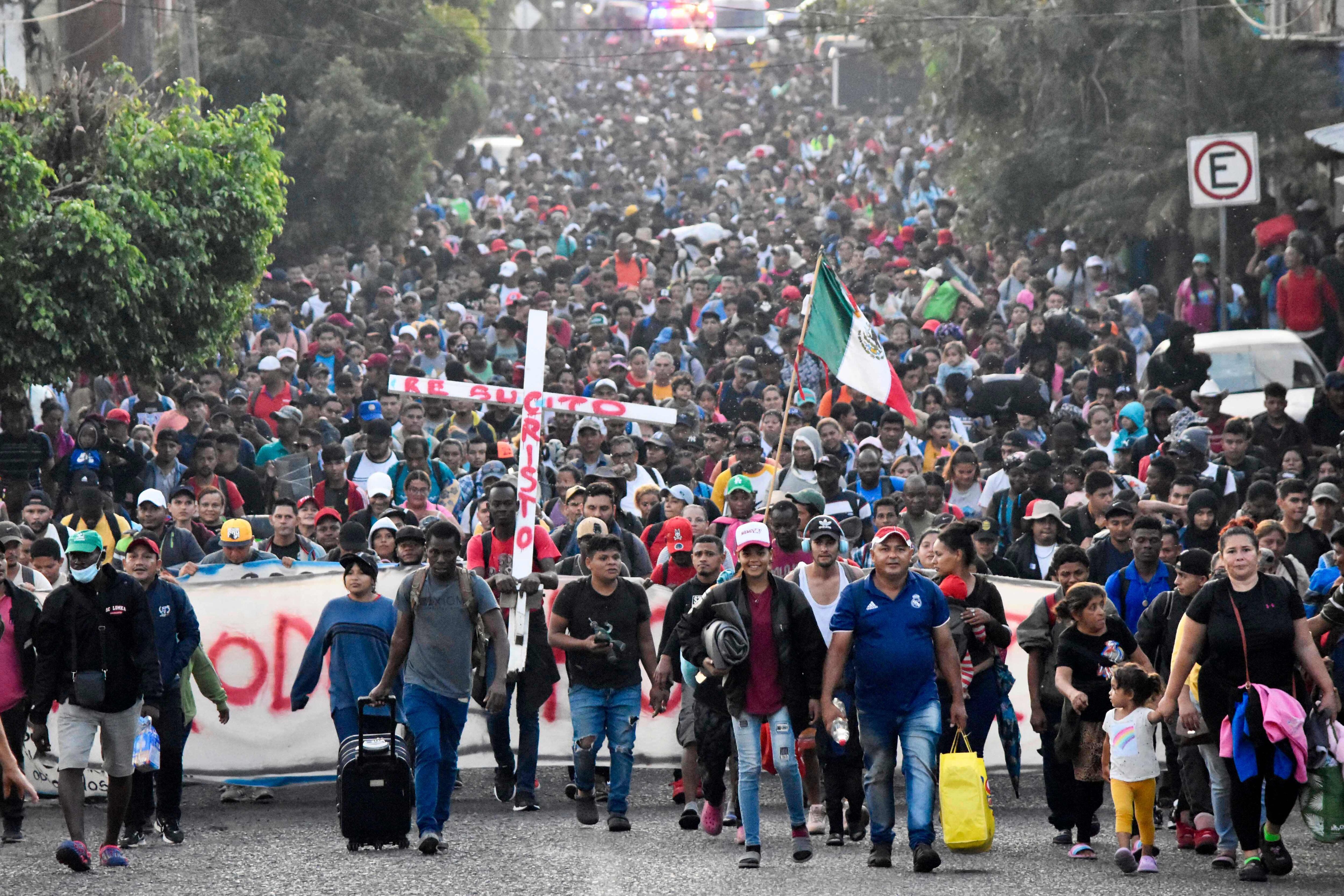 Migrantes participaron en una caravana hacia la frontera con Estados Unidos en Tapachula, estado de Chiapas, México, el 24 de diciembre de 2023.