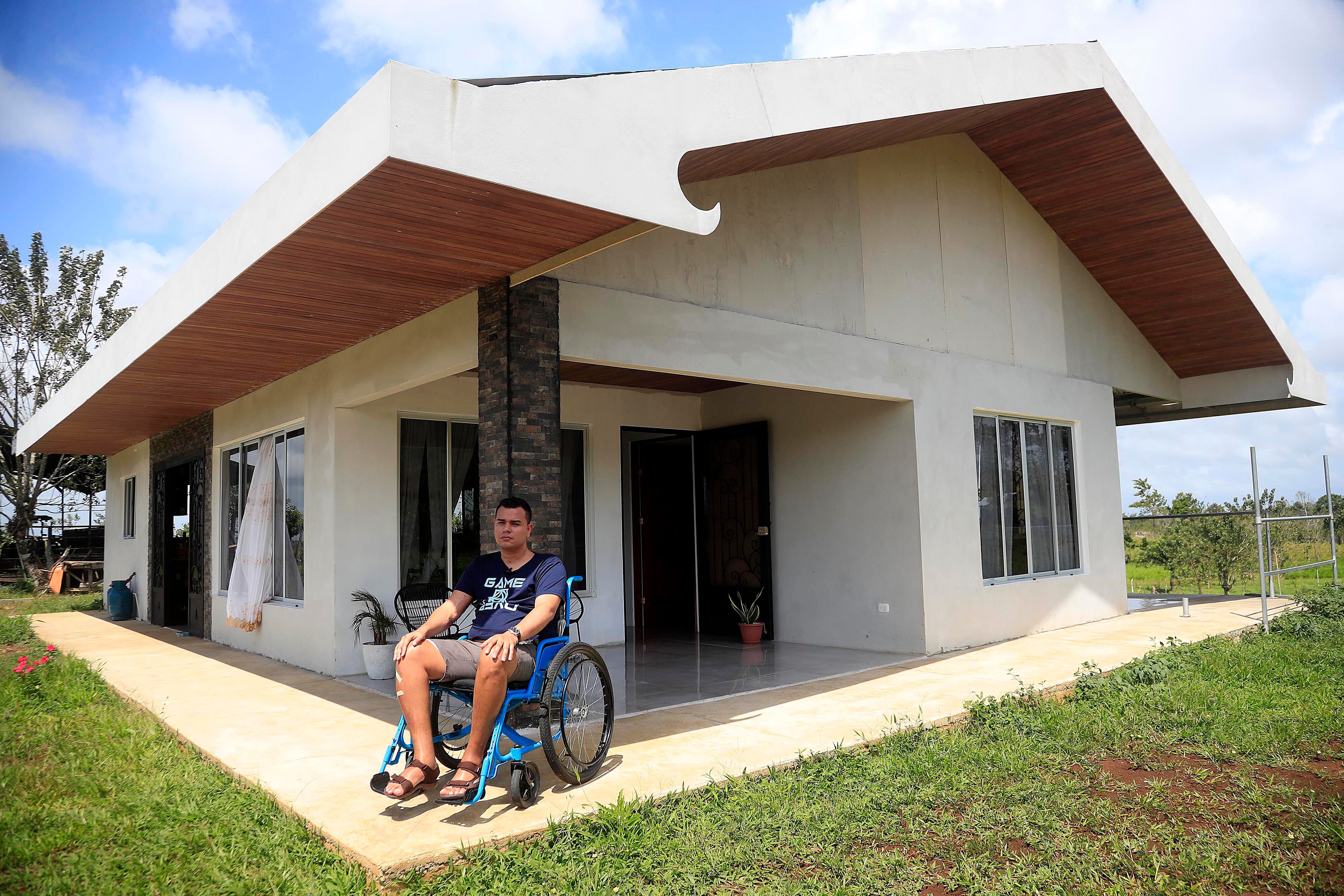 Eliander Lara tuvo un accidente en motocicleta a un kilómetro de su casa, cuando regresaba del trabajo cerca del mediodía del 9 de febrero del 2022. El muchacho, de 28 años y su familia, ahora viven en una nueva casa recién construida con las comodidades requeridas para su desplazamiento en silla de ruedas.