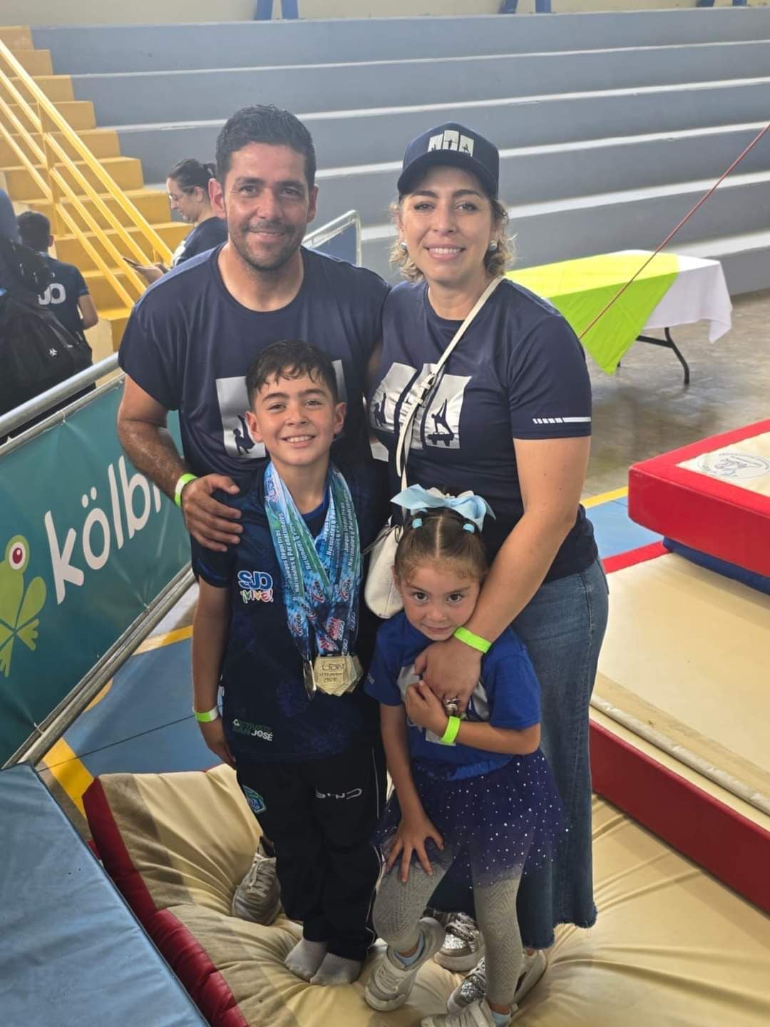 El pequeño Felipe Cruz Murillo, es apoyado por su padre, el árbitro Hugo Cruz, su madre Farina Murillo y su hermana Valeria Cruz. Cortesía Icoder/Olman Mora