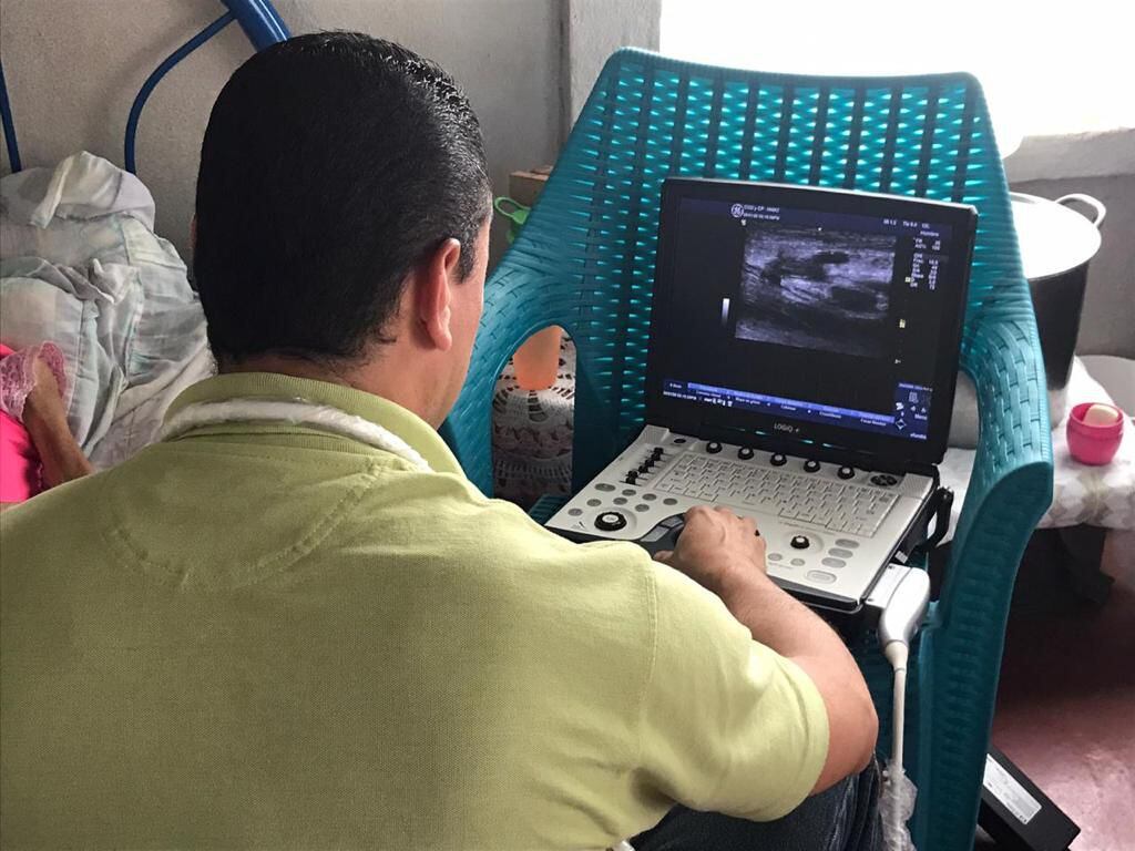 En Turrialba, por ejemplo, existe una Unidad de Control de Dolor y Cuidados Paliativos. En esta foto de archivo, del 2021, se aprecia al El dr. Lars Solano en visita domiciliar a una paciente en Alto Quetzal, Chirripó. Foto: Archivo - LN
