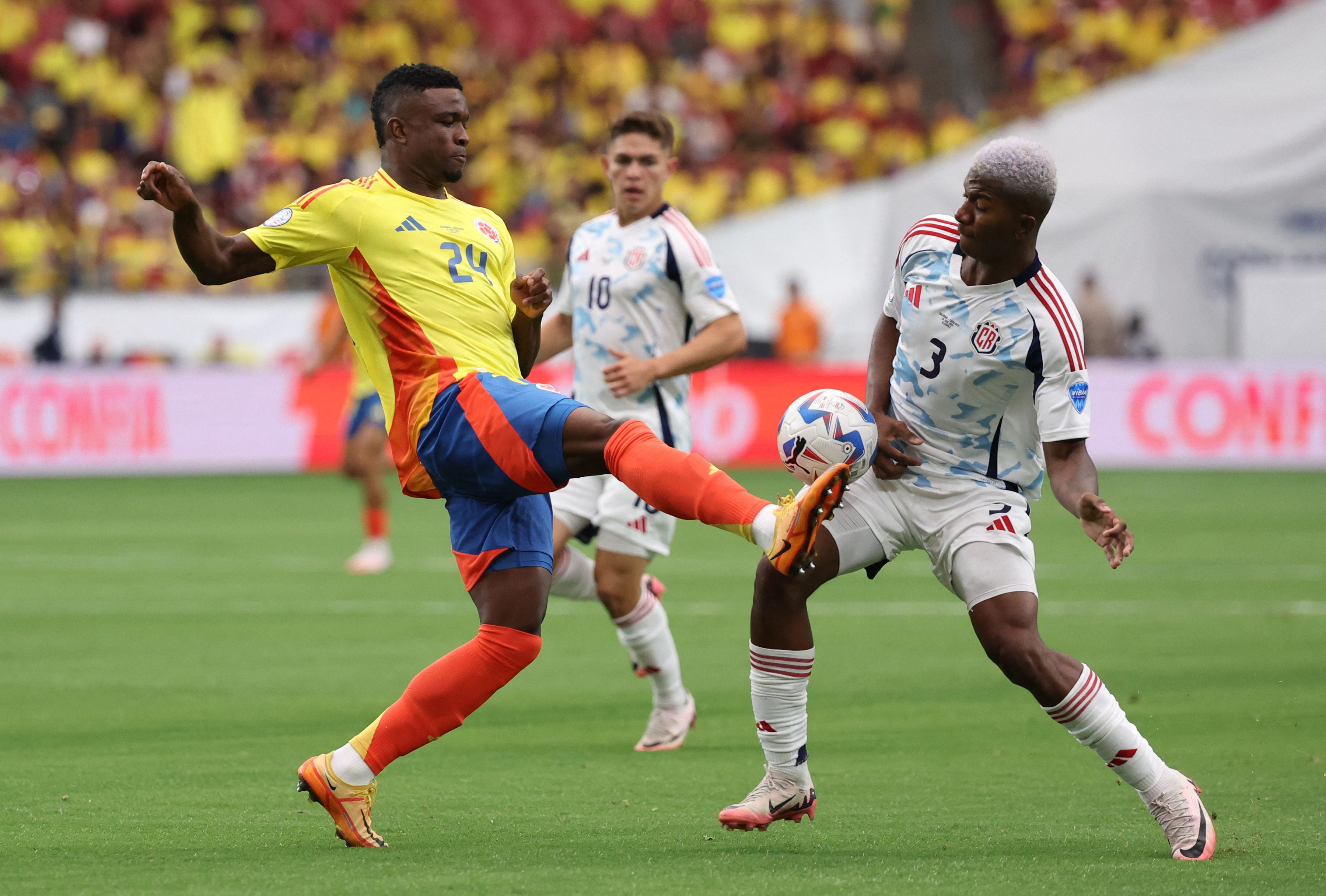 El atacante de Colombia, Jhon Cordoba (izquierda) fue un dolor de cabeza para la Selección de Costa Rica y marcó el tercer gol. Jeyland Mitchell lo sufrió. 
