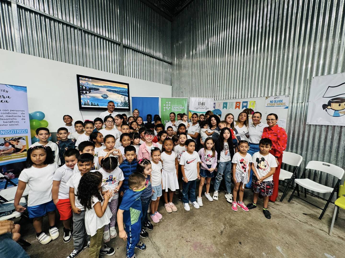 Keylor Navas y Andrea Salas junto a niños de la comunidad de Hatillo, lugar beneficiado por el centro de innovación.