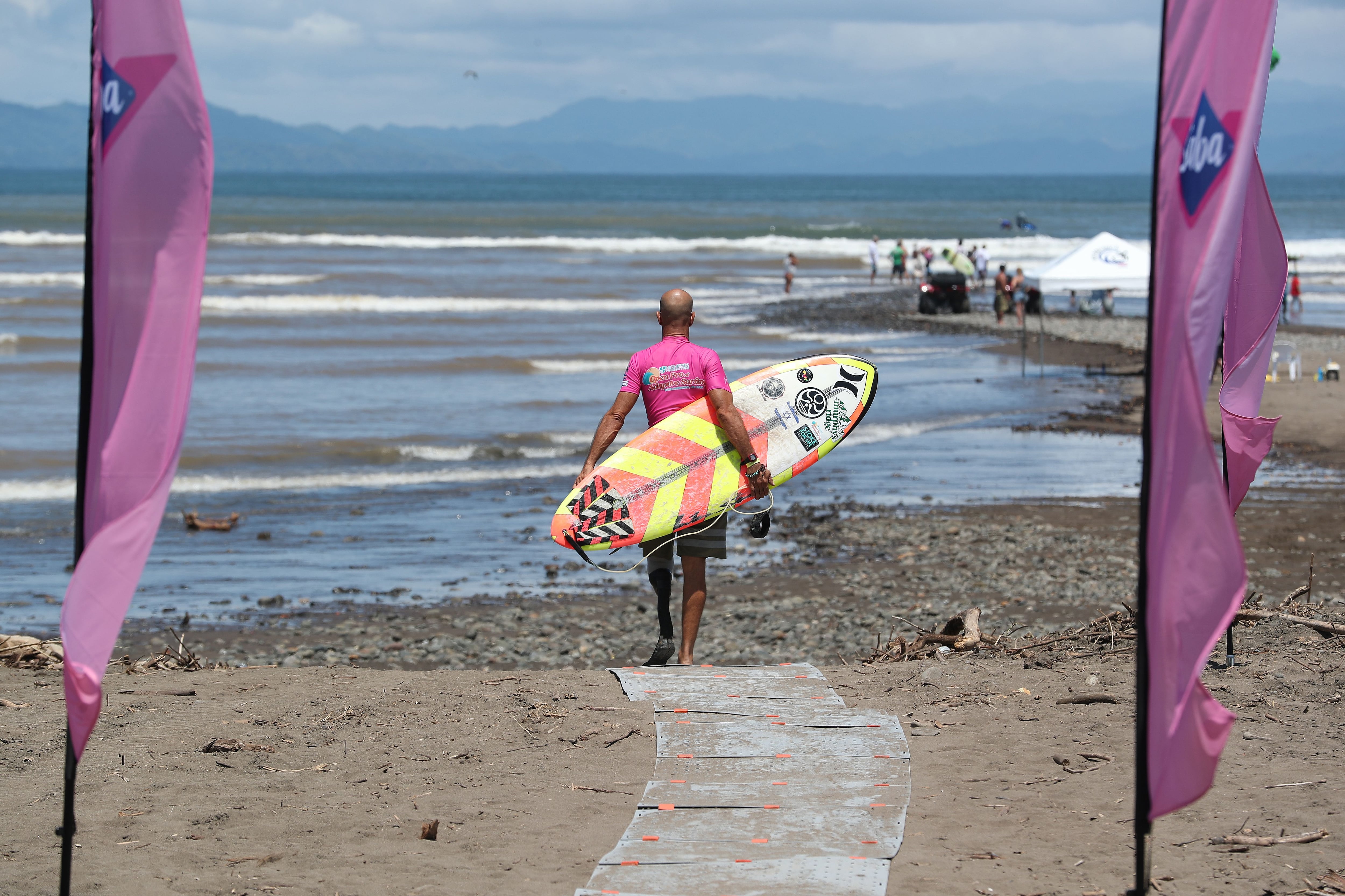 Los dos patrocinadores del torneo internacional High Fives Costa Rica Open Pro de Surf Adaptado fueron Saba y el Hotel Fiesta Resort. Los organizadores buscan que más empresas se sumen al evento, para poder repitirlo el año siguiente.