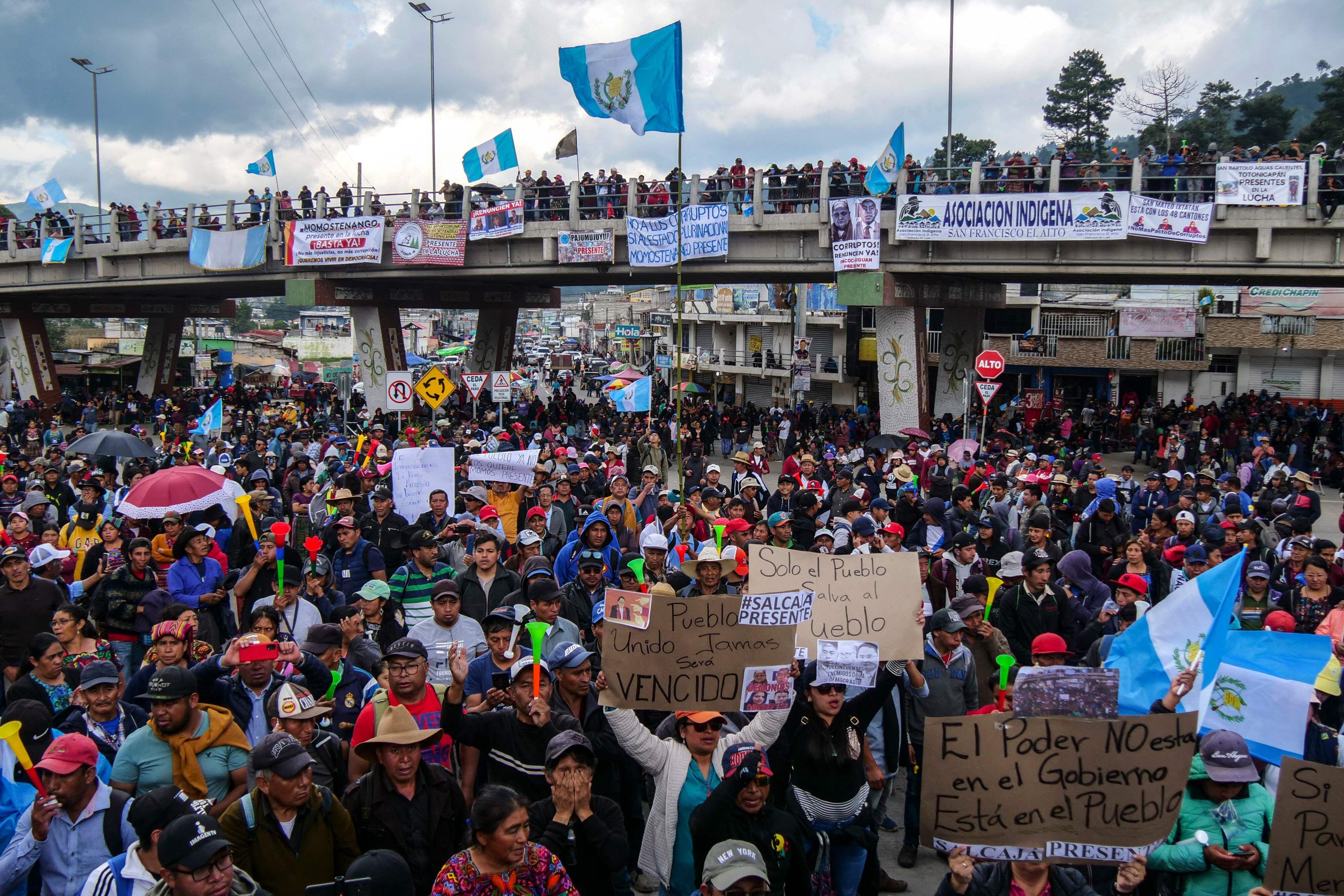 “¡Fuera corruptos!”, “¡Mi voto se respeta!”, son algunas de las consignas coreadas por los manifestantes. Foto: Gustavo RODAS / AFP)