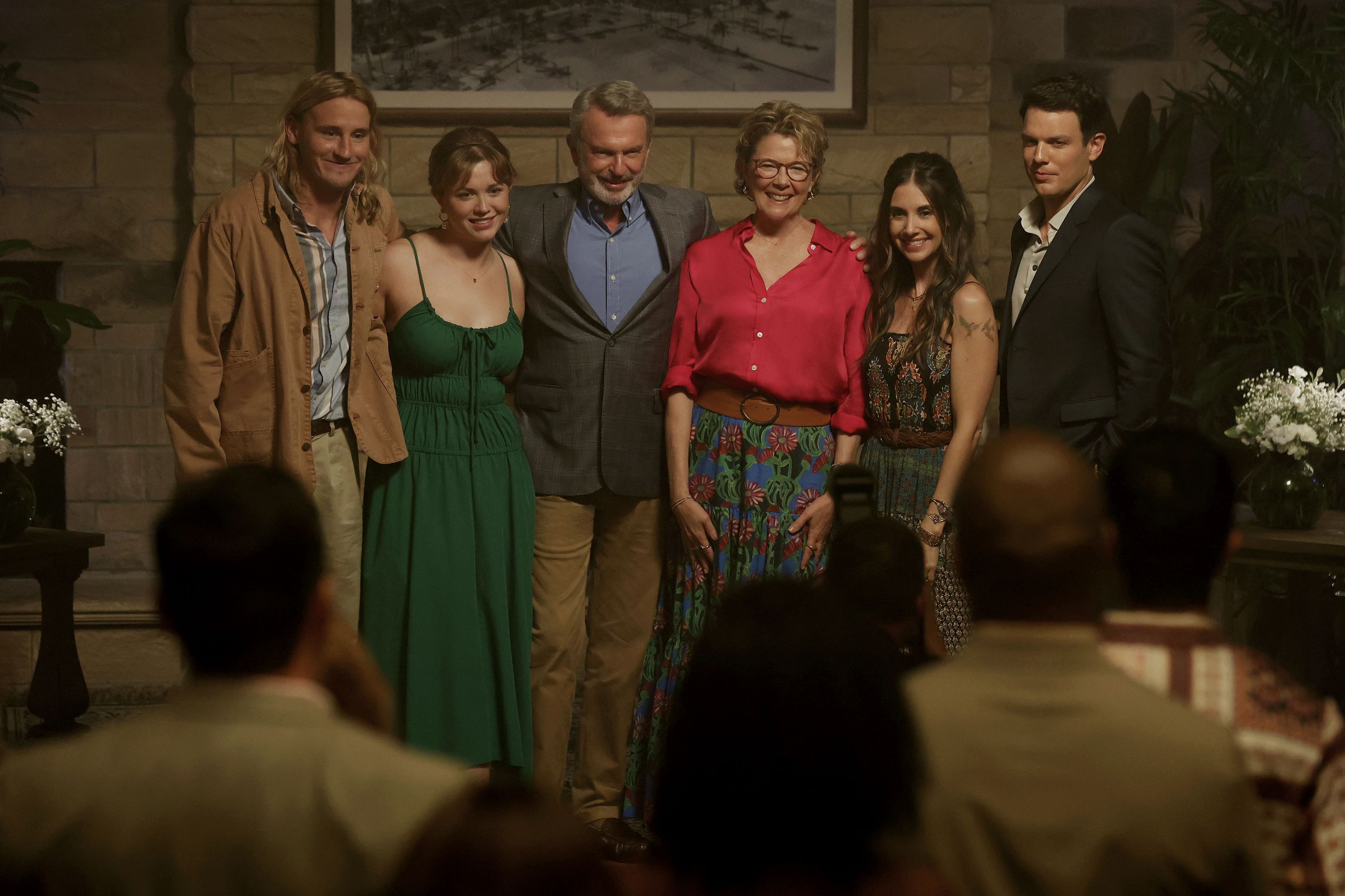 En el primer episodio de 'Apples Never Fall' se presenta a Conor Merrigan-Turner como Logan, Essie Randles como Brooke, Sam Neill como Stan, Annette Bening como Joy, Alison Brie como Amy y Jake Lacy como Troy.