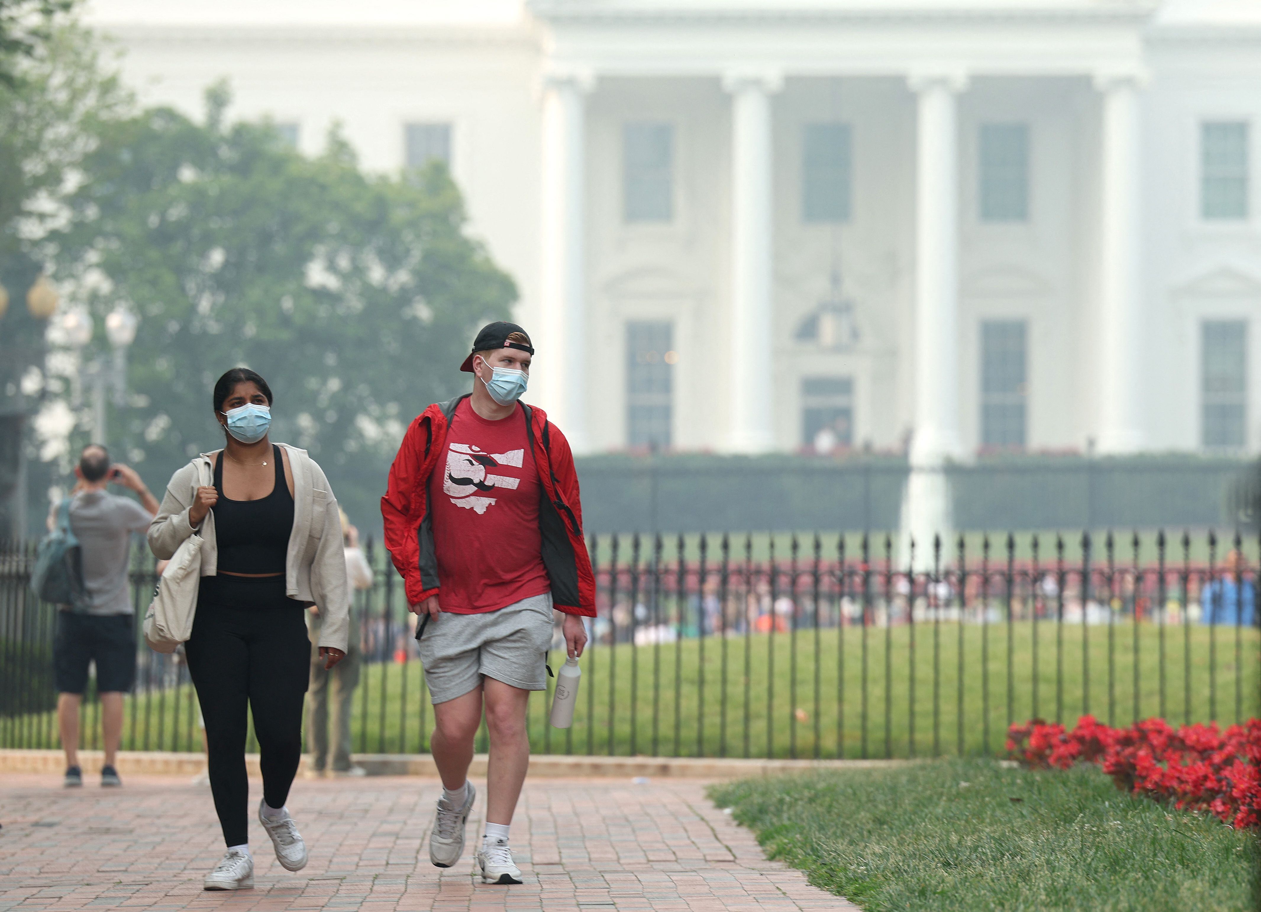 Las personas continúan usando máscaras debido al humo de los incendios forestales de Canadá que ha afectado a ciudades como Nueva York y Washington.