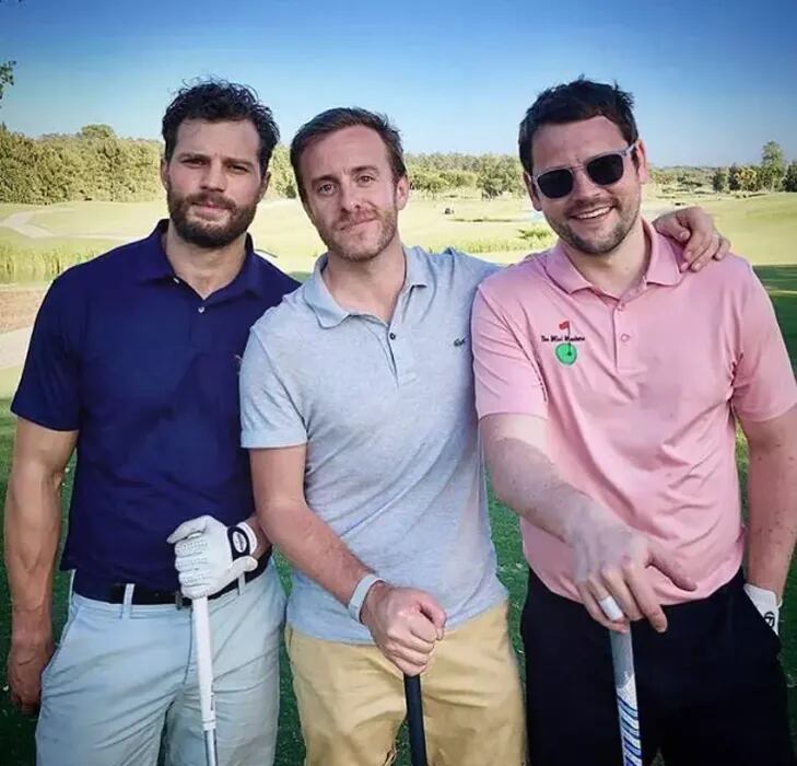 Jamie Dornan y un amigo fueron hospitalizados por picadura de una oruga en un campo de golf en Portugal.