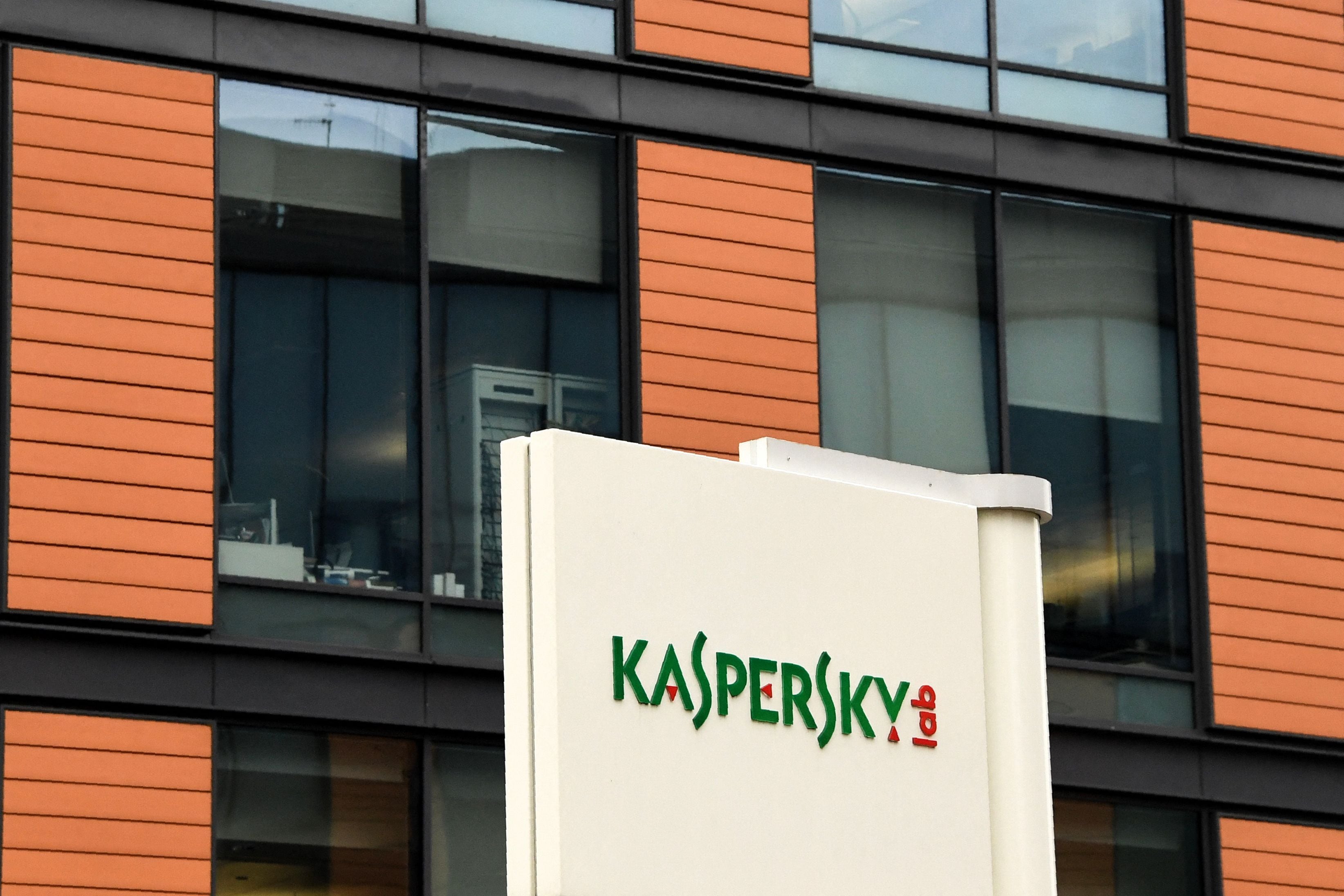 Estados Unidos prohibió a la empresa de ciberseguridad Kaspersky, con sede en Rusia, proporcionar sus populares productos antivirus en el país, anunció el Departamento de Comercio de Estados Unidos. 
