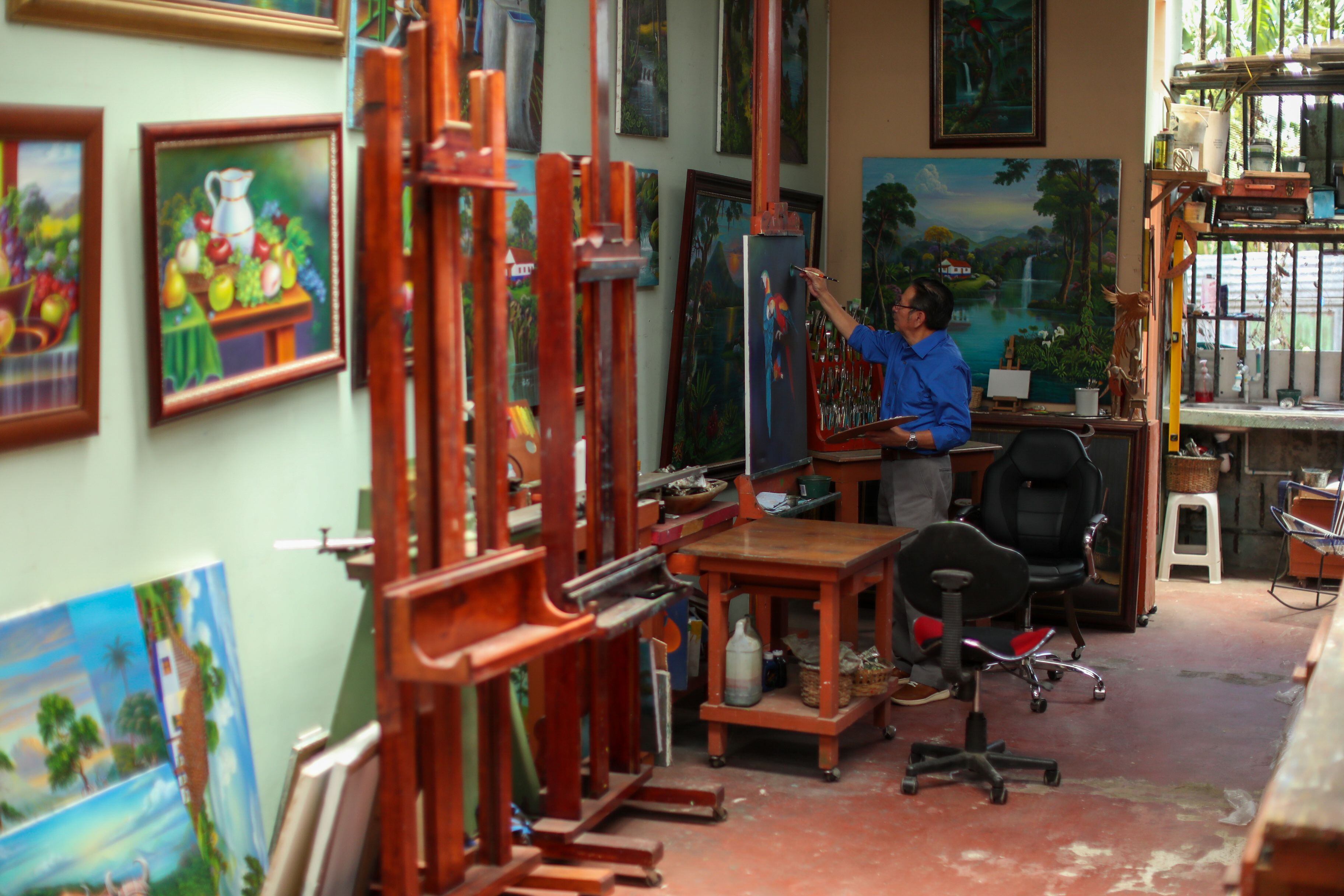 El estudio de Pedro Serech es como una galería de exposiciones de artes cargada con recuerdos de su vida en Costa Rica.