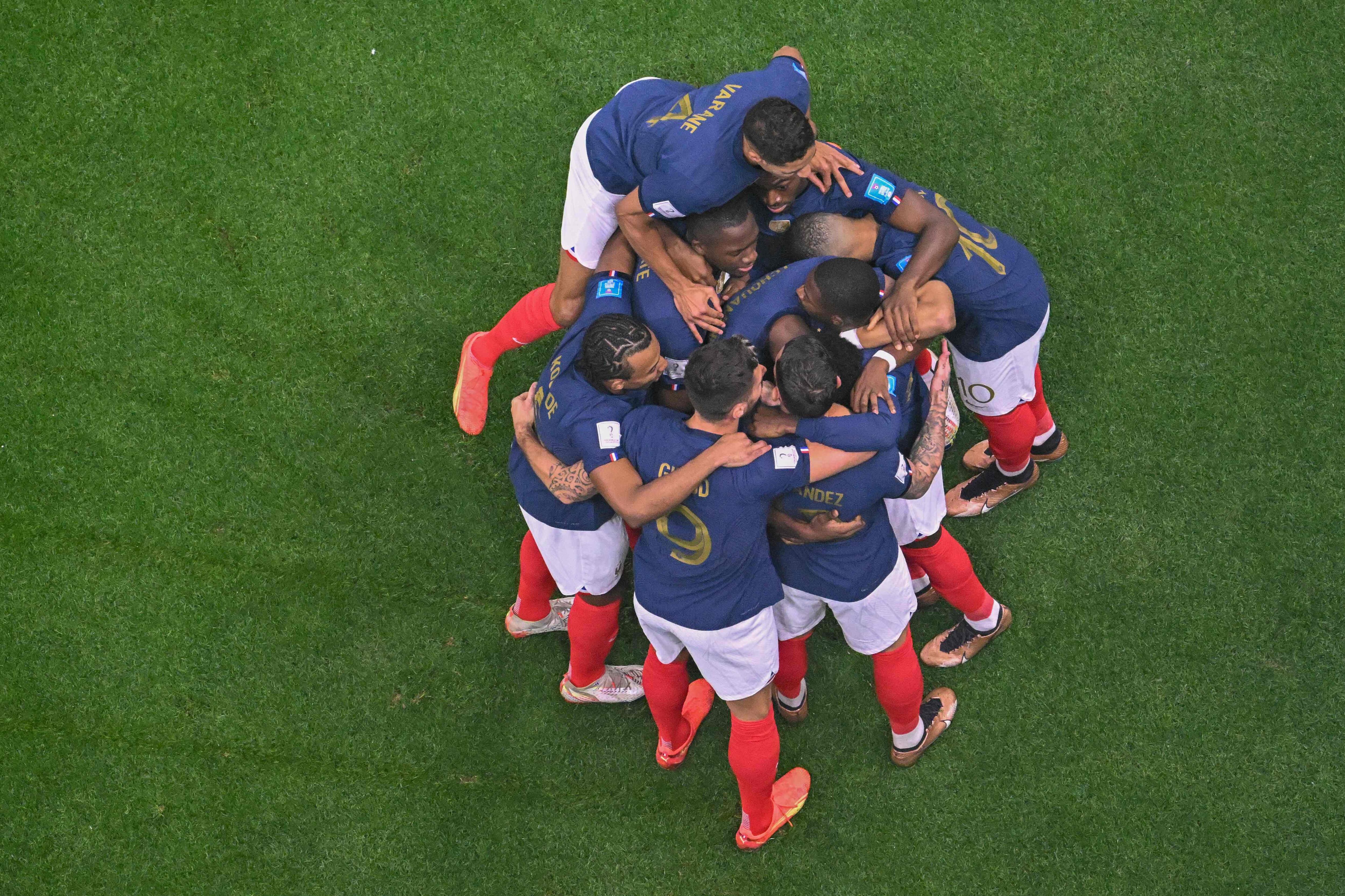 Los jugadores de Francia celebraron a lo grande su clasificación a la final de la Copa del Mundo. 